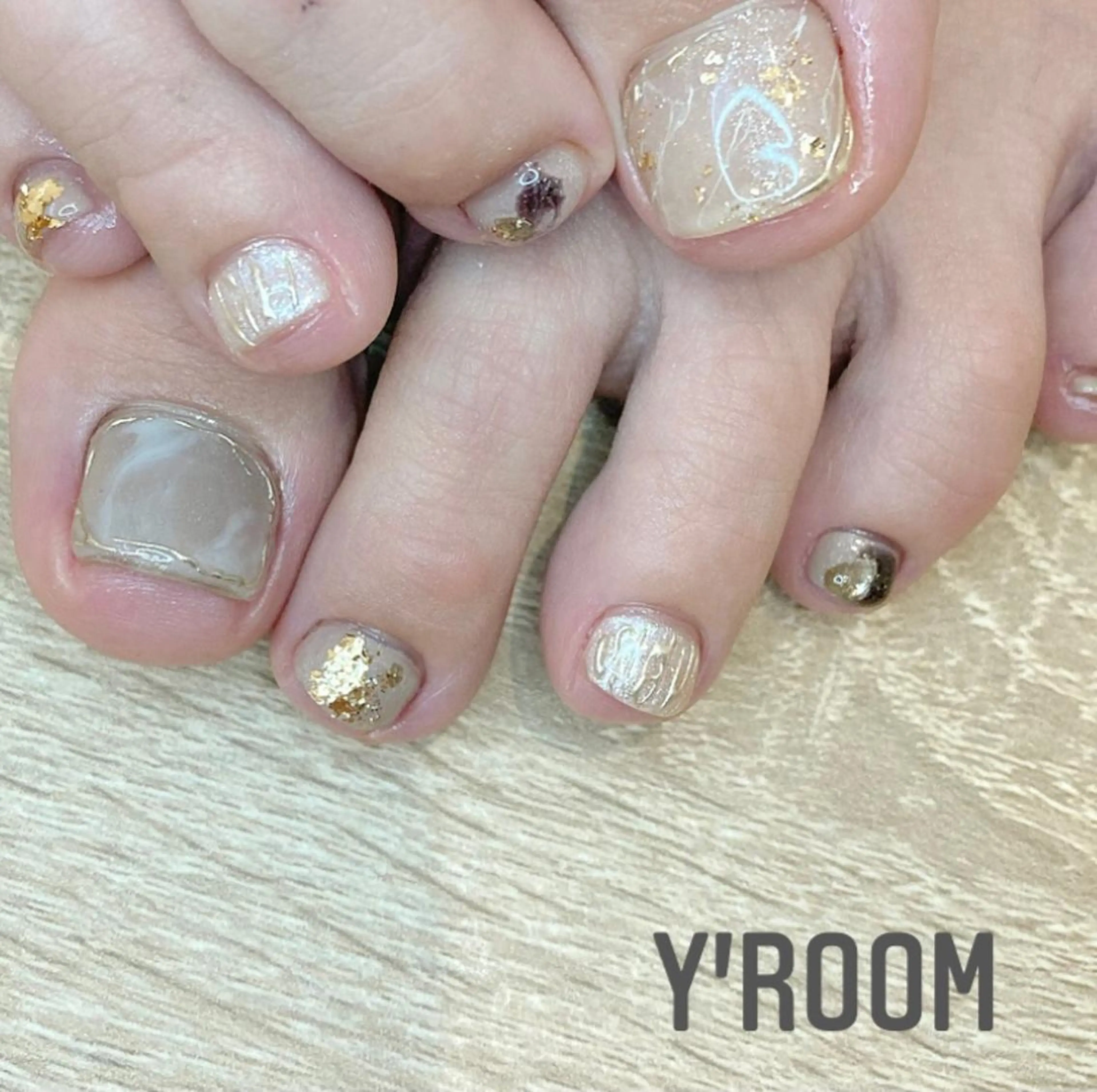 ネイル オーロラネイル フラッシュネイル フットネイル ジェルネイル 氷ネイル・うるうるネイル YUKA （ネイリスト）のネイルデザイン