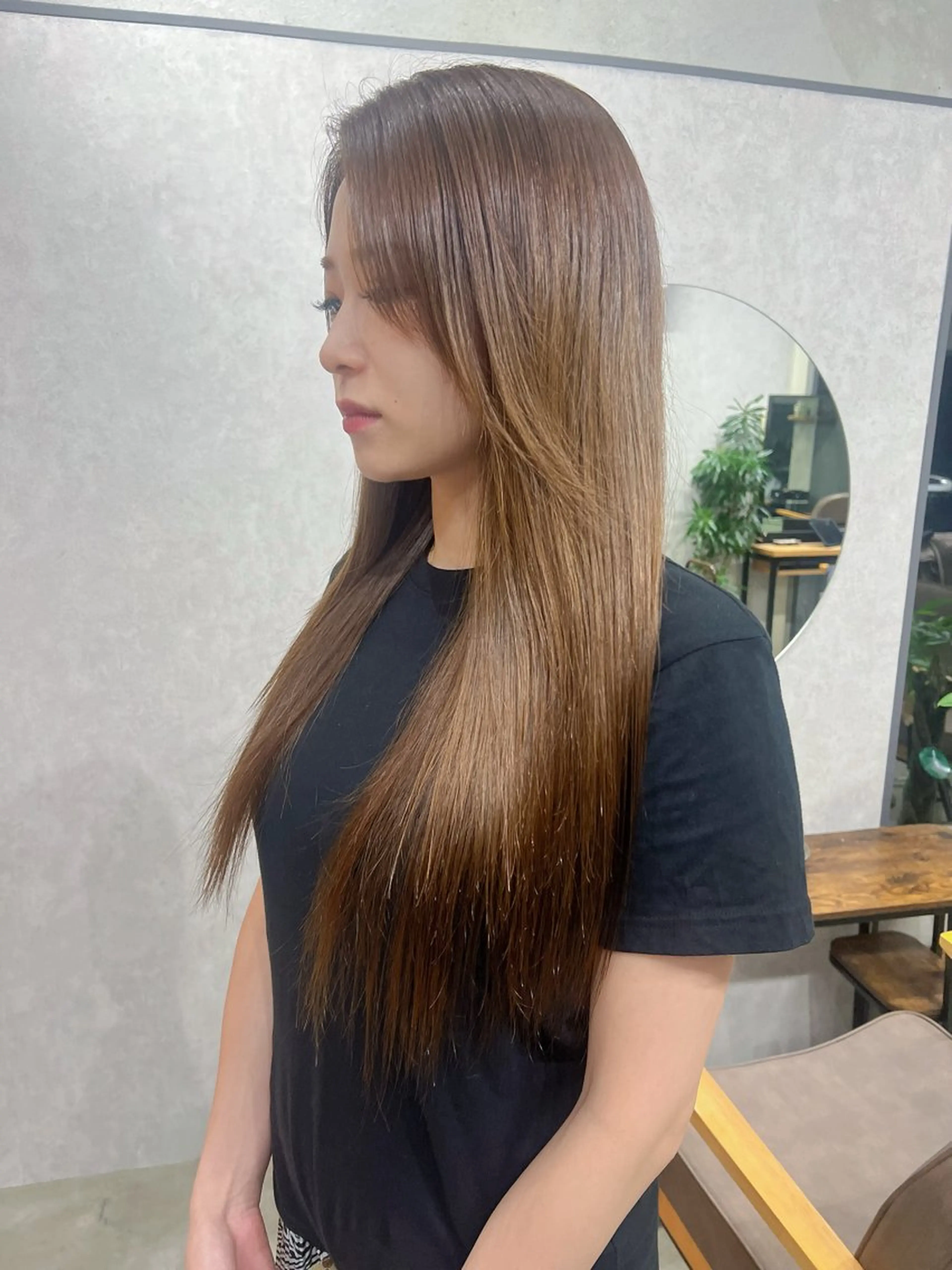 ロング ボブ 顔まわりレイヤー 顔周りカット レイヤーカット カット ヘアカラー トリートメント YUI ハイトーンカラーのヘアスタイル