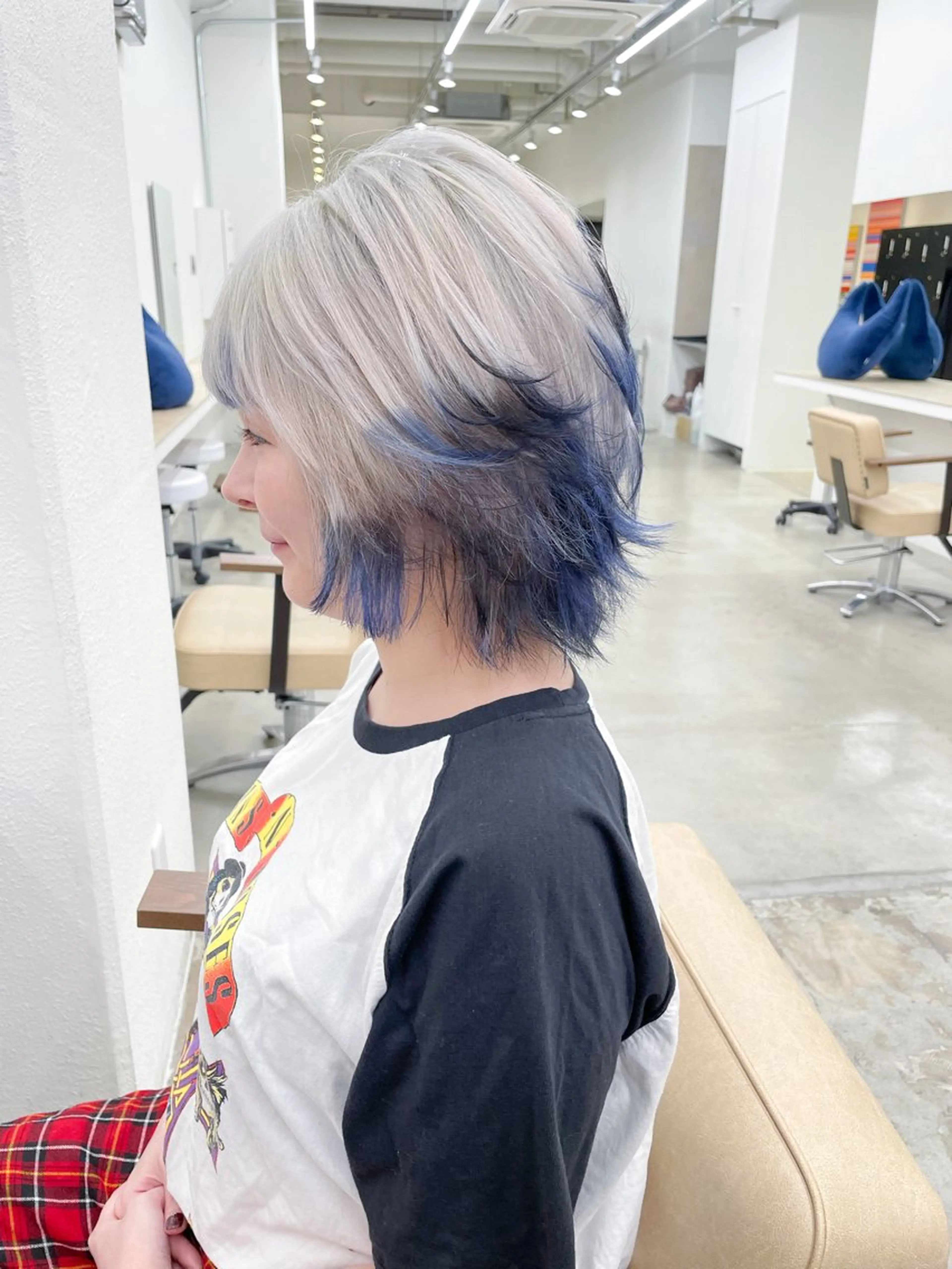 ミディアム カラー 黒髪 ブルーカラー シルバー ホワイトシルバー レイヤーカット ヘアカラー トリートメント ハイトーン/レイヤー /ケアブリーチ石川治のヘアスタイル