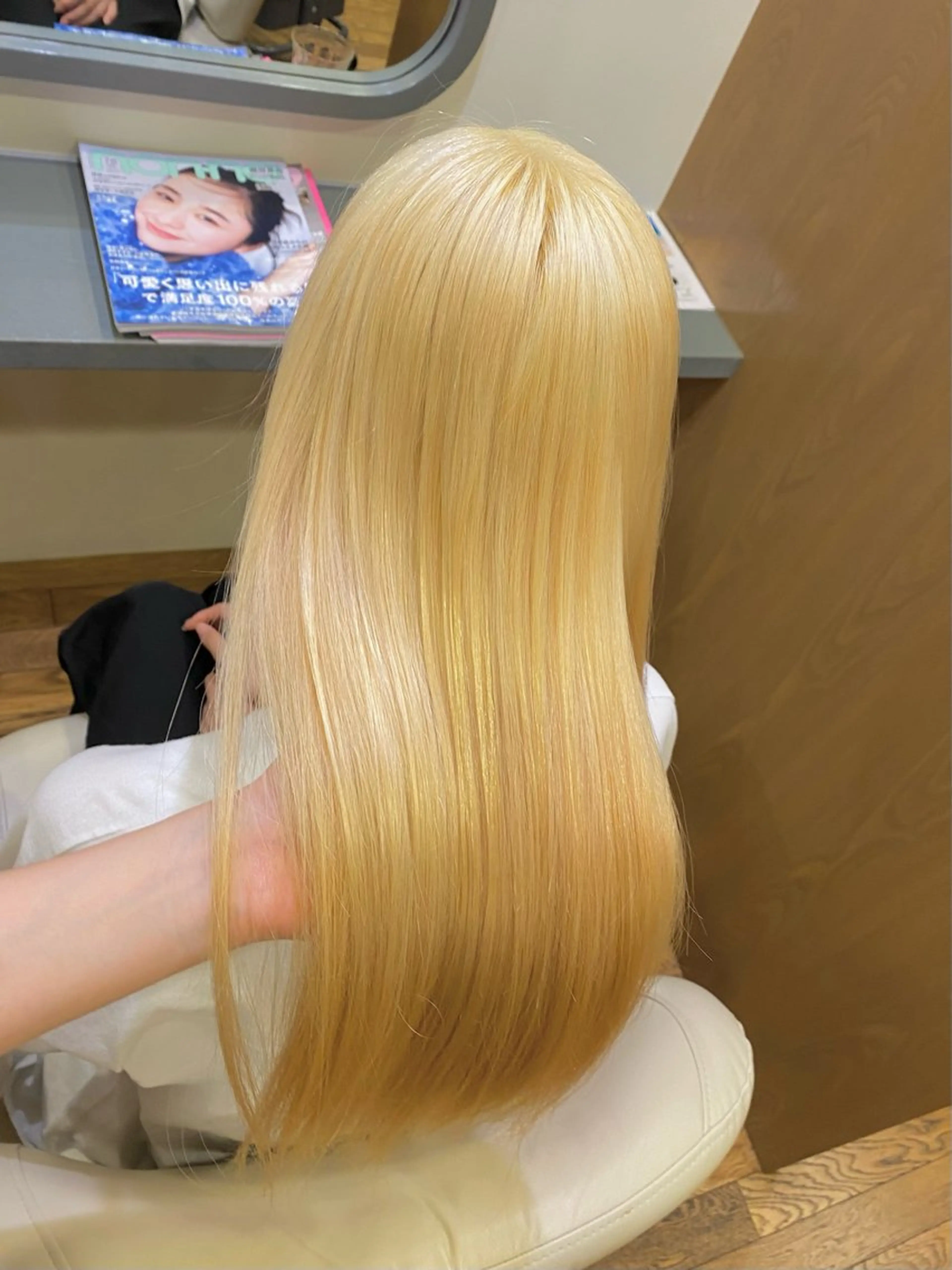 ロング カラー 抜きっぱなしブロンド ヘアカラー Ludwig AIRIのヘアスタイル