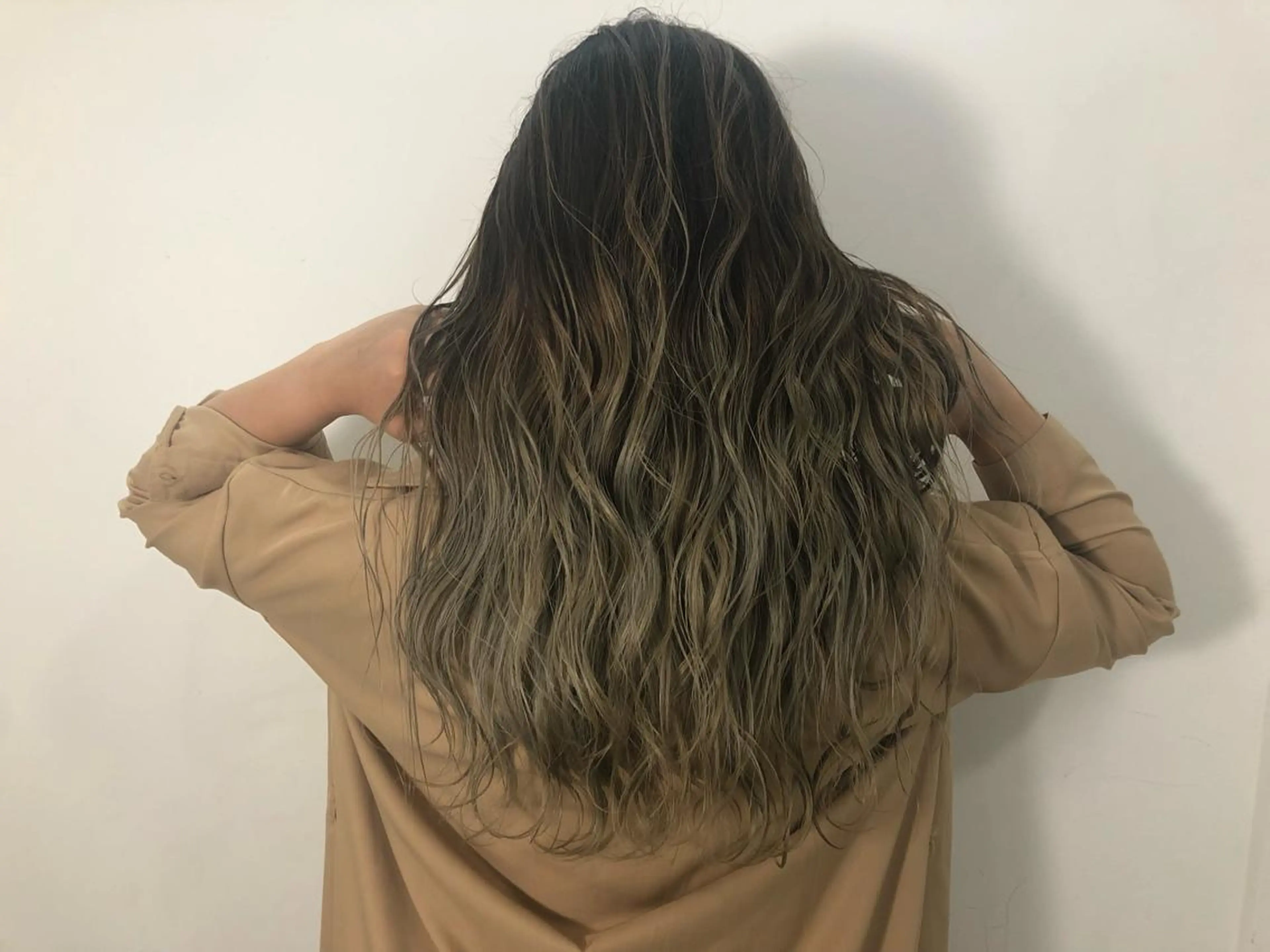 ロング カラー バレイヤージュ ハイライトカラー ハイライト レイヤーカット ヘアカラー トリートメント Tao所属・藤川 大智のヘアスタイル