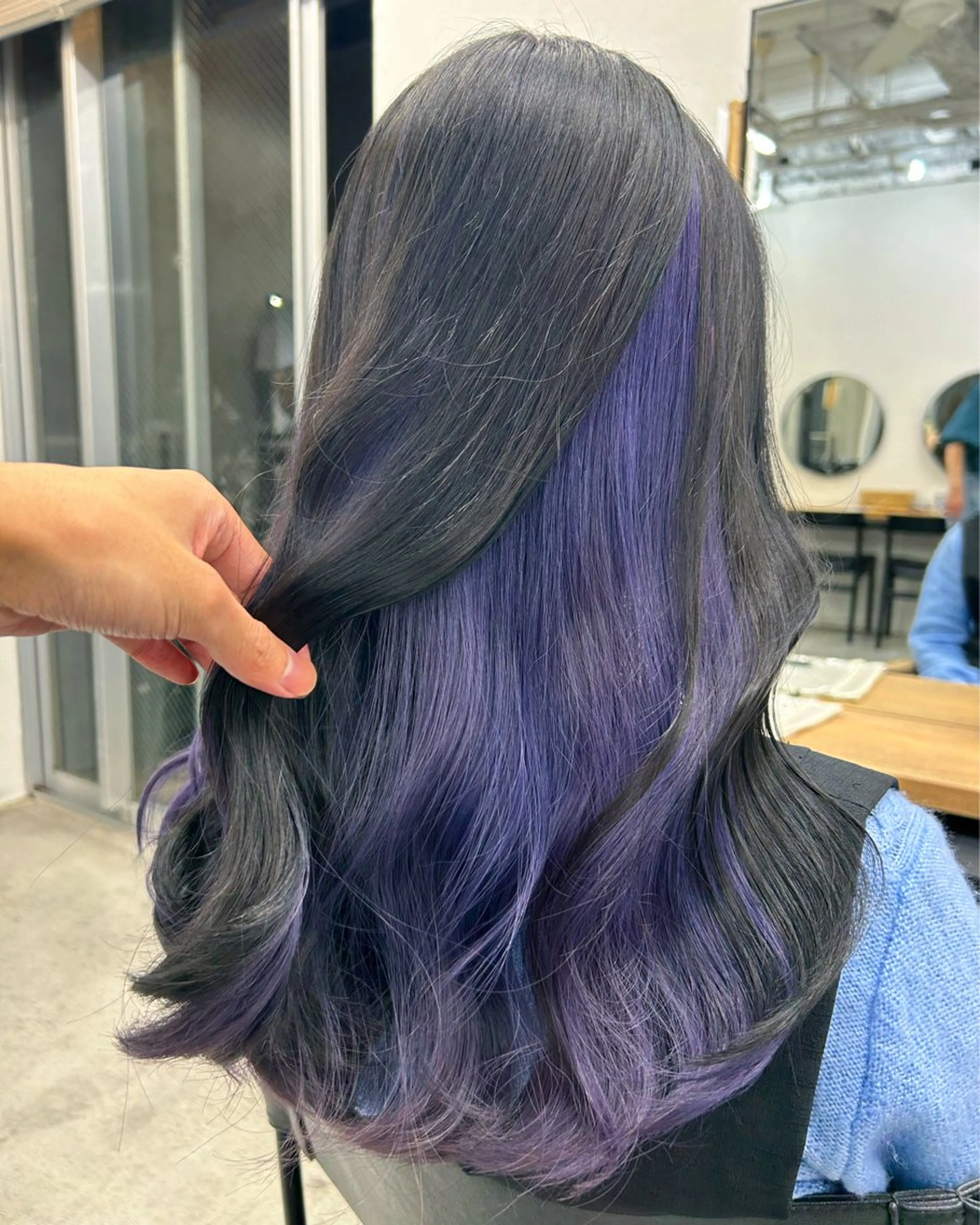 ロング カラー イヤリングカラー インナーカラー ラベンダーカラー パープルカラー トリートメント ヘアカラー トリートメント ヘアセット RYOSUKE ハイトーンのヘアスタイル