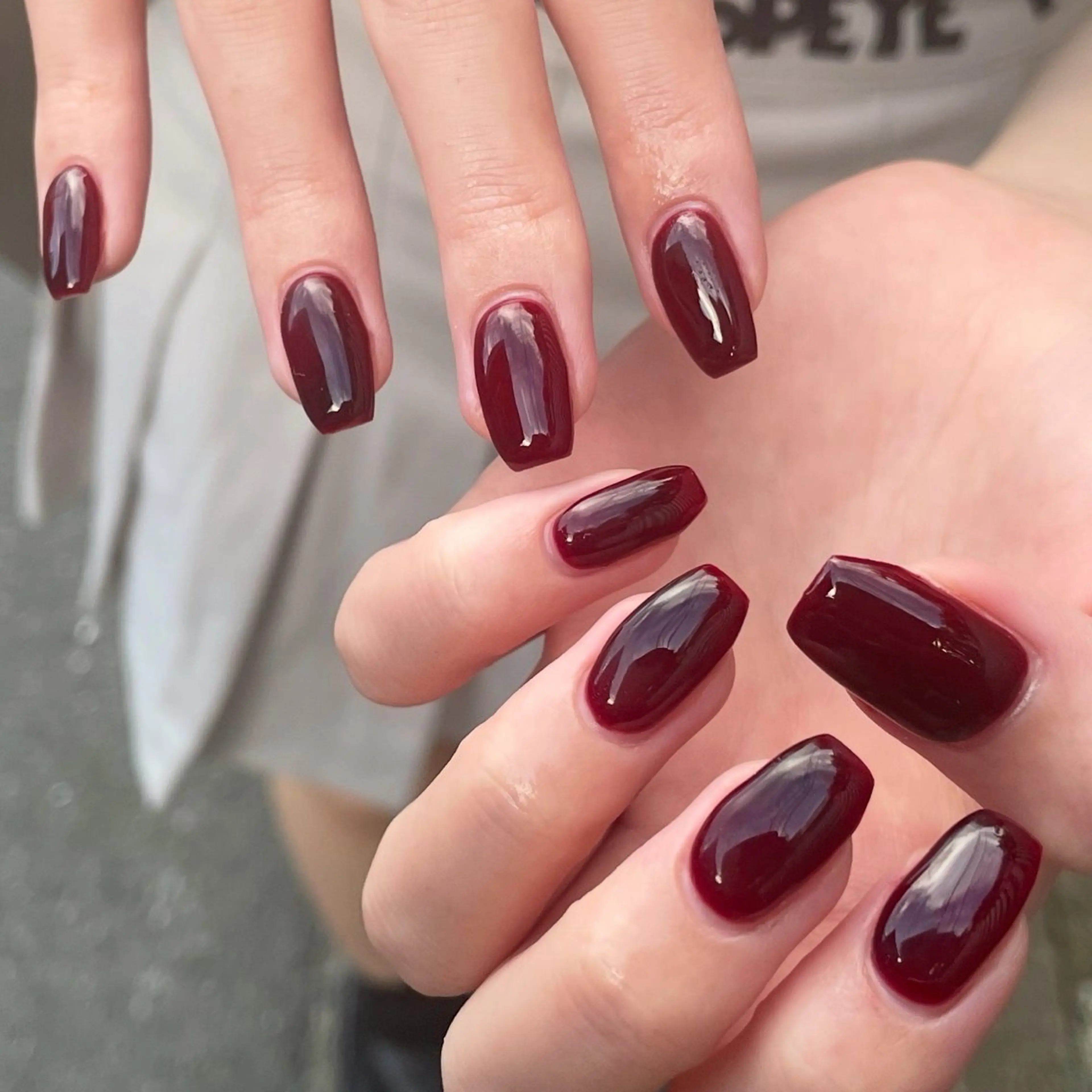 ネイル ボルドー ワンカラーネイル 赤色 シンプルネイル ハンドネイル ハンドケア 🎀NAIL🎀 AI🪄︎︎◝✩のネイルデザイン