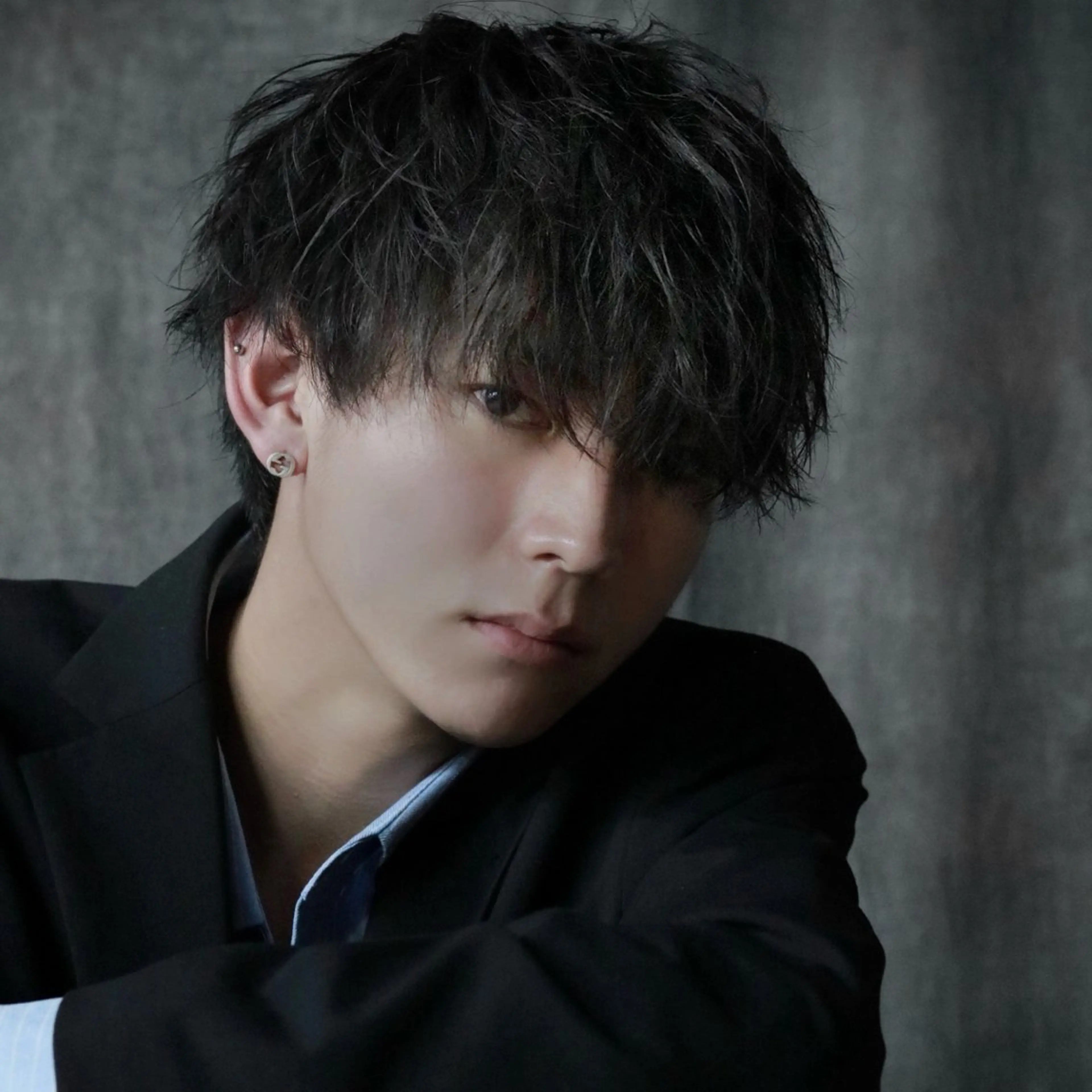 ミディアム メンズ ミディアムパーマ メンズブリーチ センターパート ダウンパーマ メンズハイトーン RACCOON.TOKYO 渋谷店所属・メンズカット特化🐺 ウルフ[店長]置塩祥のヘアスタイル