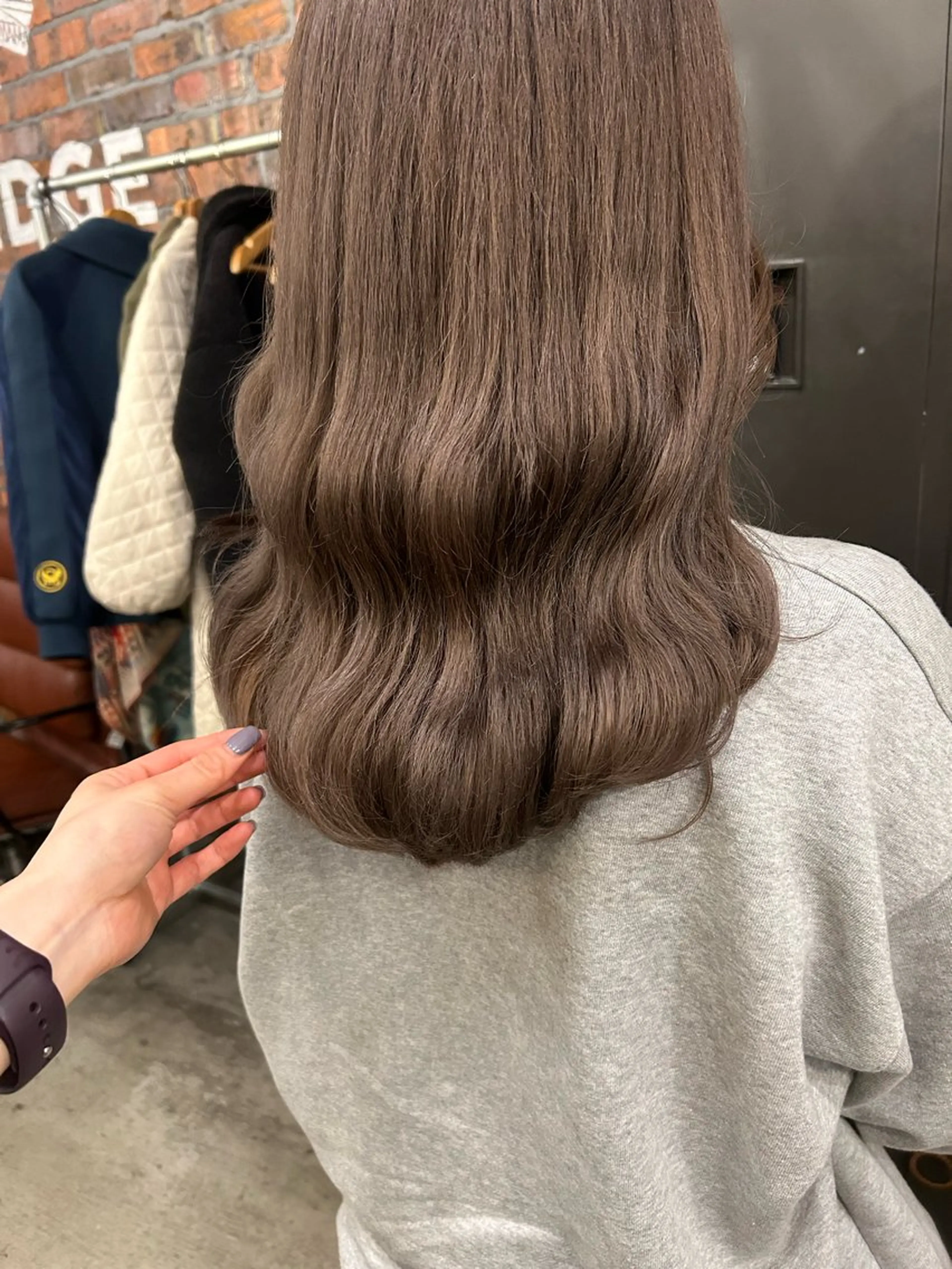 ミディアム カラー グレージュ ミルクティーグレージュ ヘアカラー the BRIDGE 加藤みのりのヘアスタイル