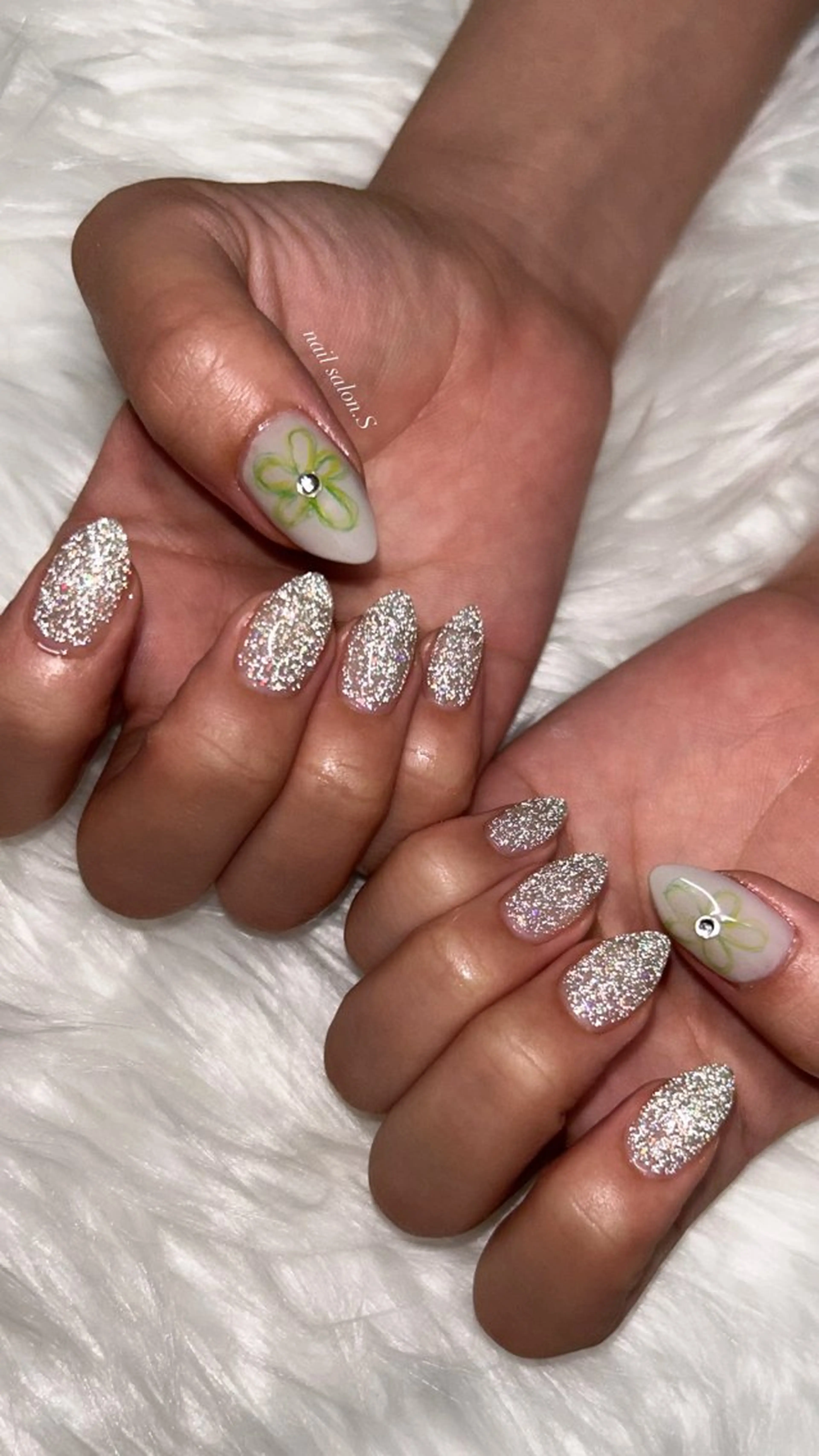 ネイル アートネイル フラッシュネイル ジェルネイル ガーリー キラキラネイル ハンドネイル 関山 志乃のネイルデザイン