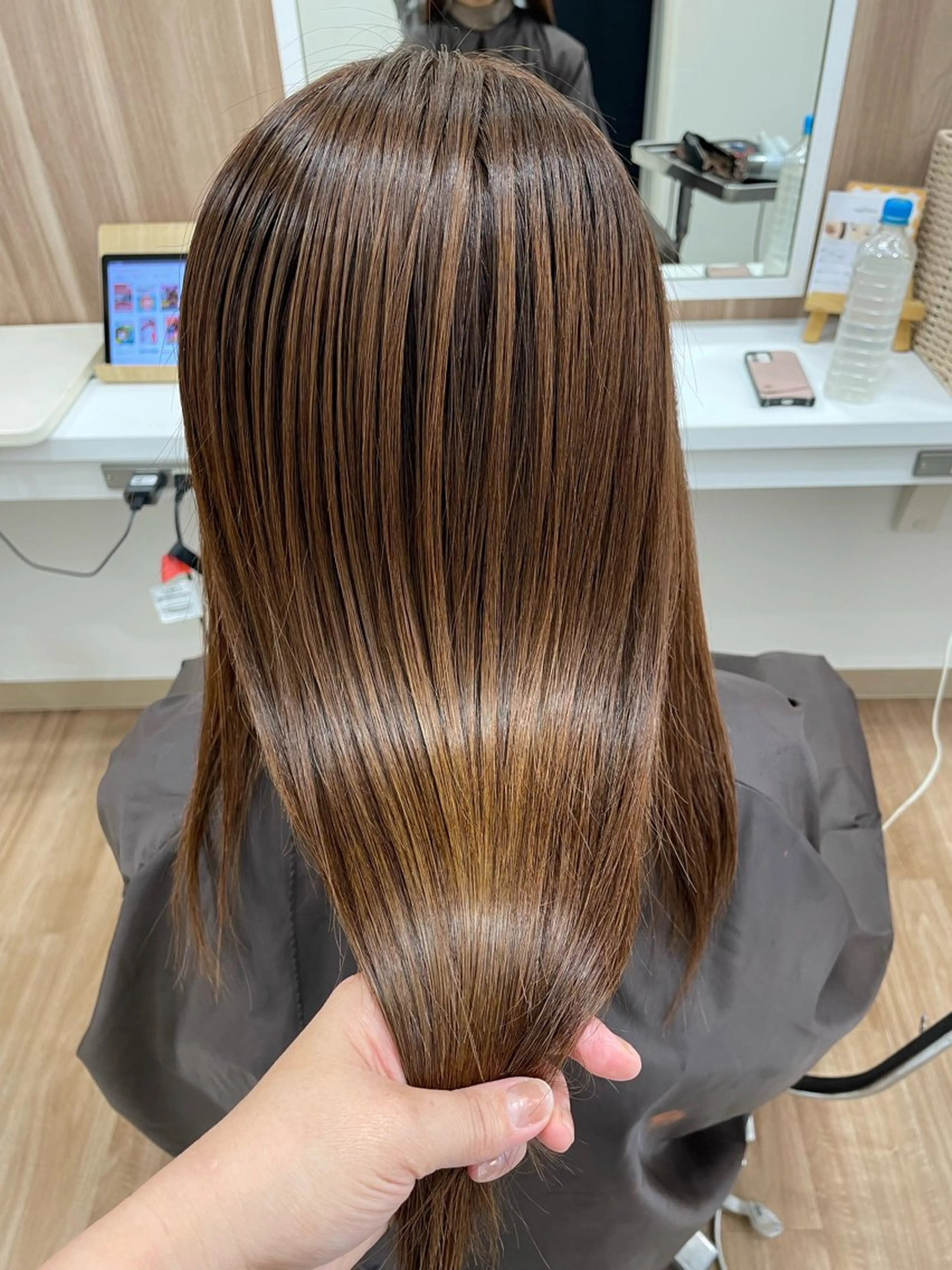 セミロング カラー 髪質改善 葭葉 久美子のヘアスタイル