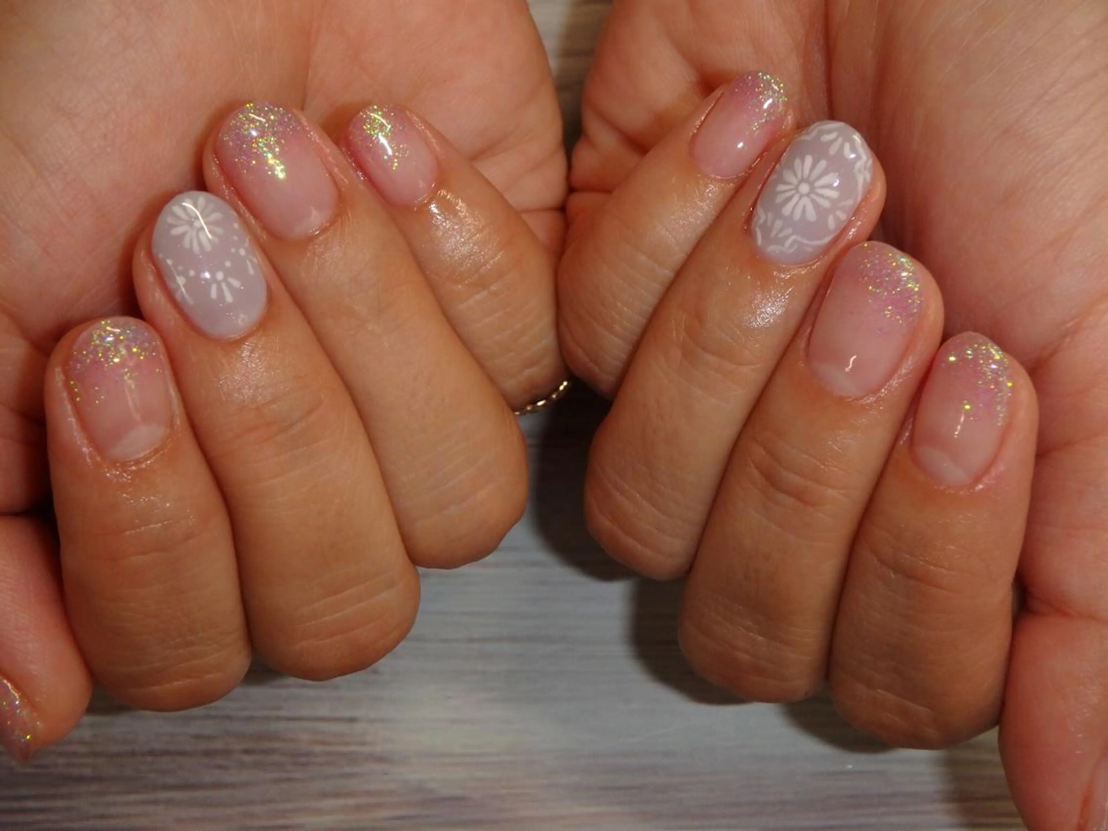 ワンカラー＋アート2本(片手1本ずつ)の写真