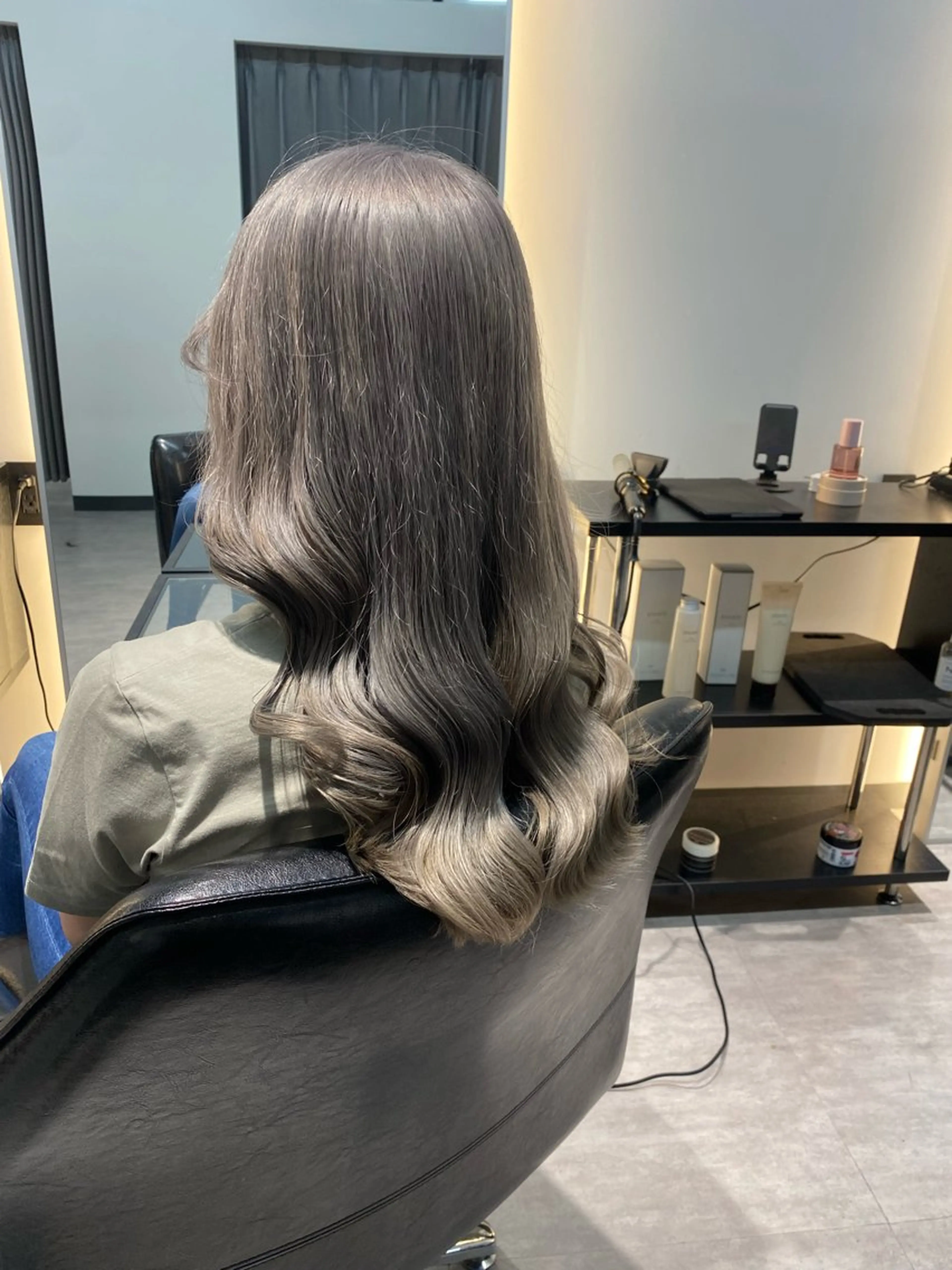 セミロング カラー ブリーチ シルバー 橋本 彩のヘアスタイル