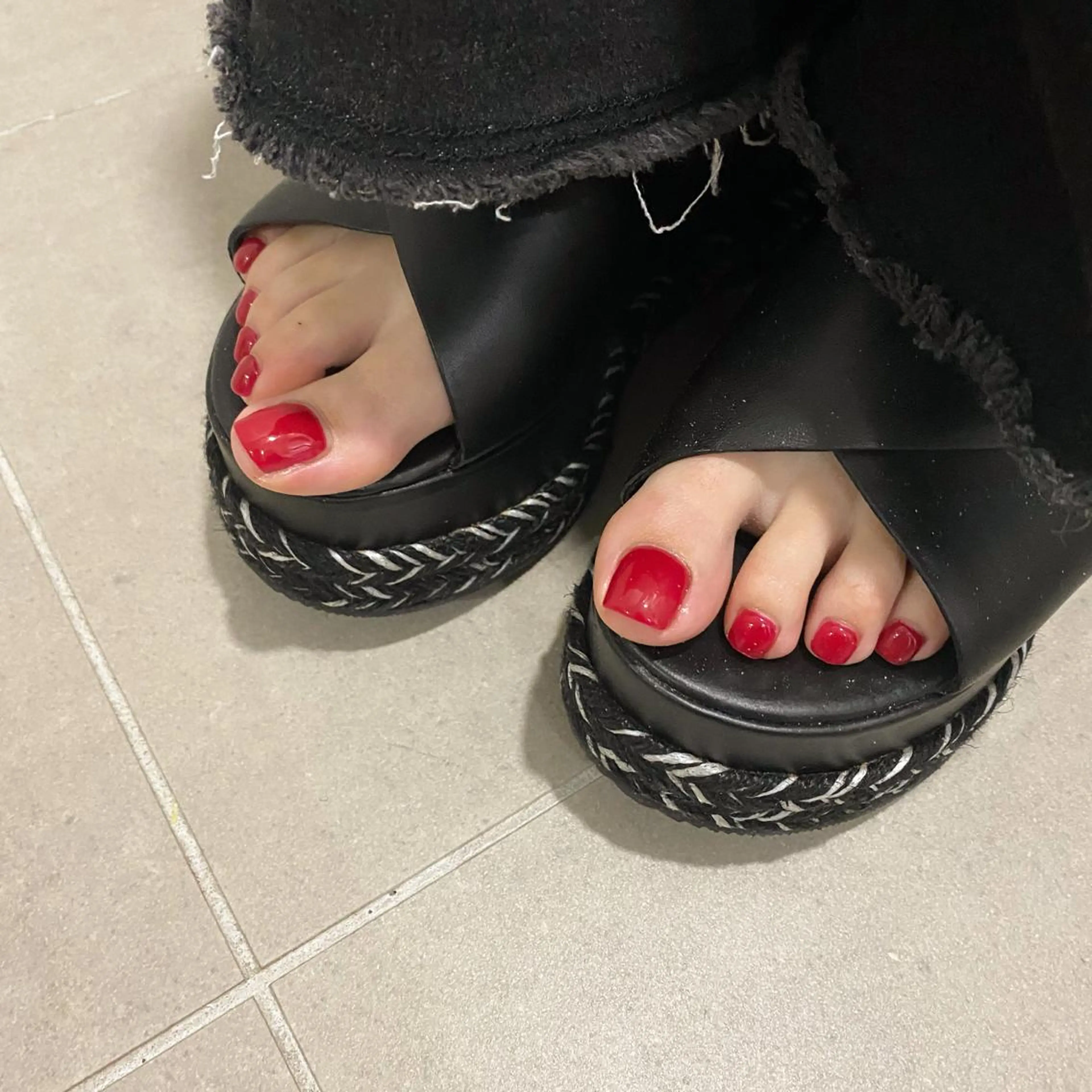 ネイル マグネットネイル ニュアンスネイル ピンク ピスタチオネイル 赤色 フットネイル nailist SAYAのネイルデザイン