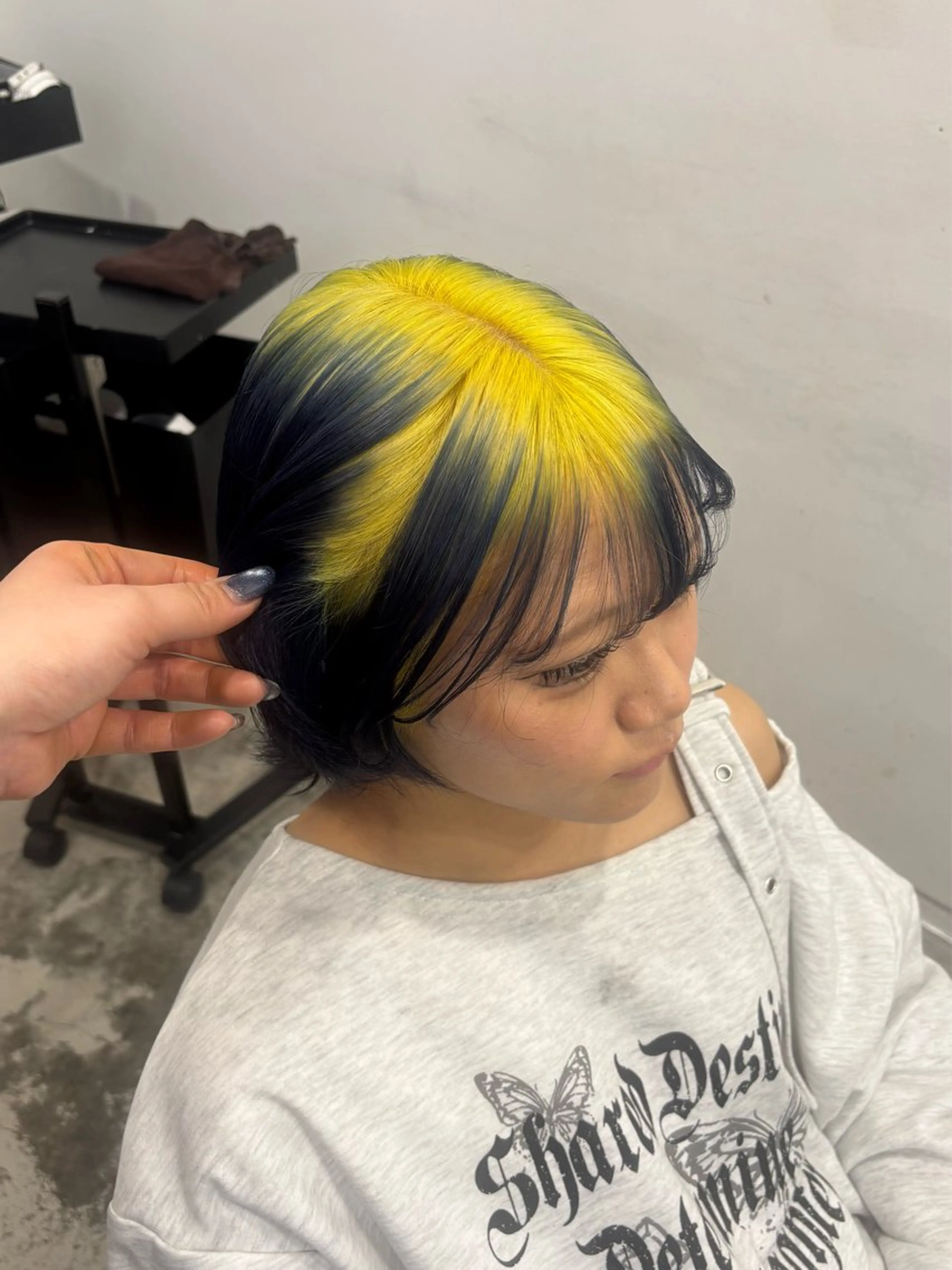 ショート カラー ネイビーカラー イエローカラー ヘアカラー ハイトーン sala 推しカラー職人🎀のヘアスタイル