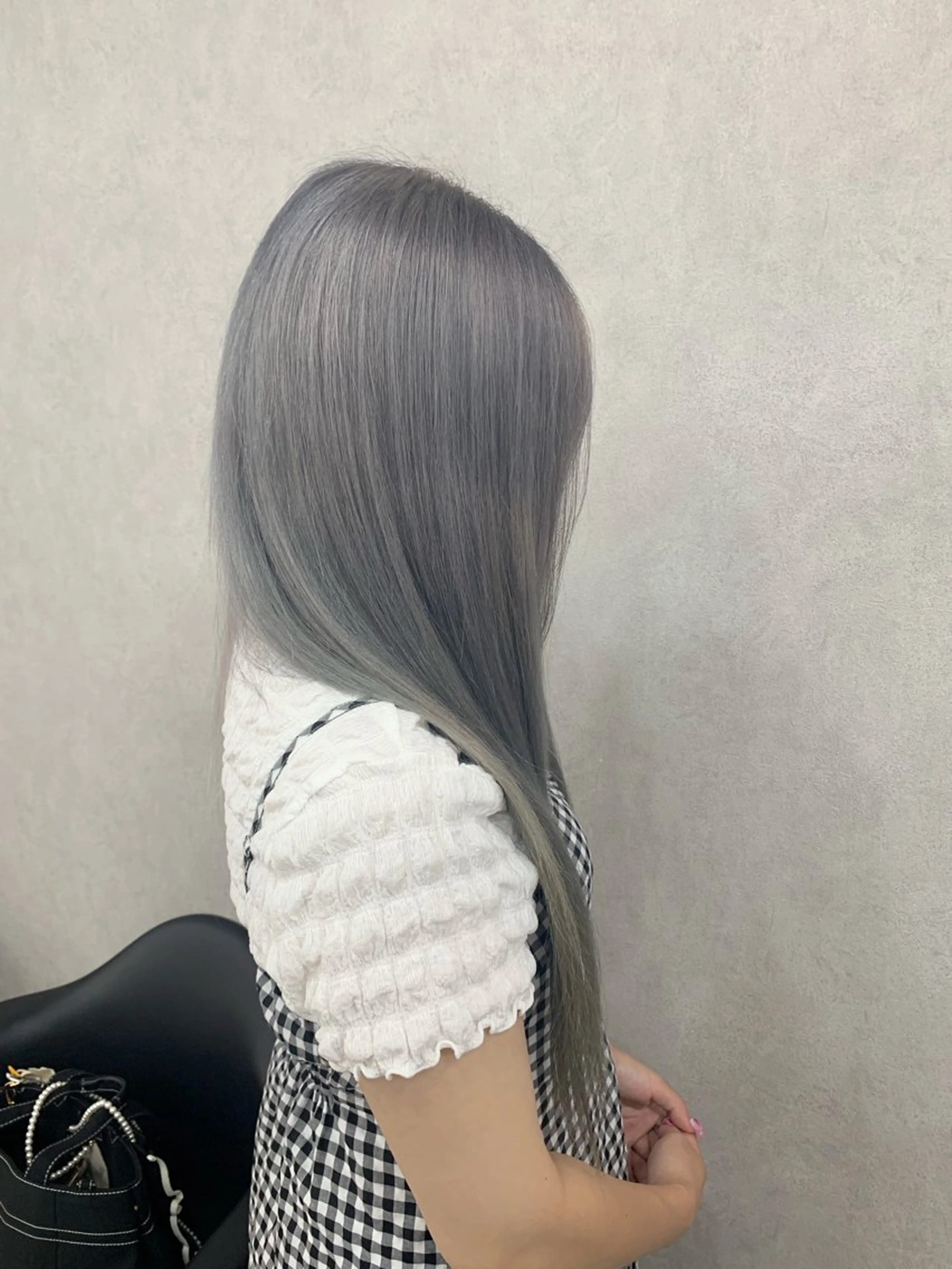 セミロング カラー ハイトーン・ブリーチ ムラ修正　八須　錬のヘアスタイル