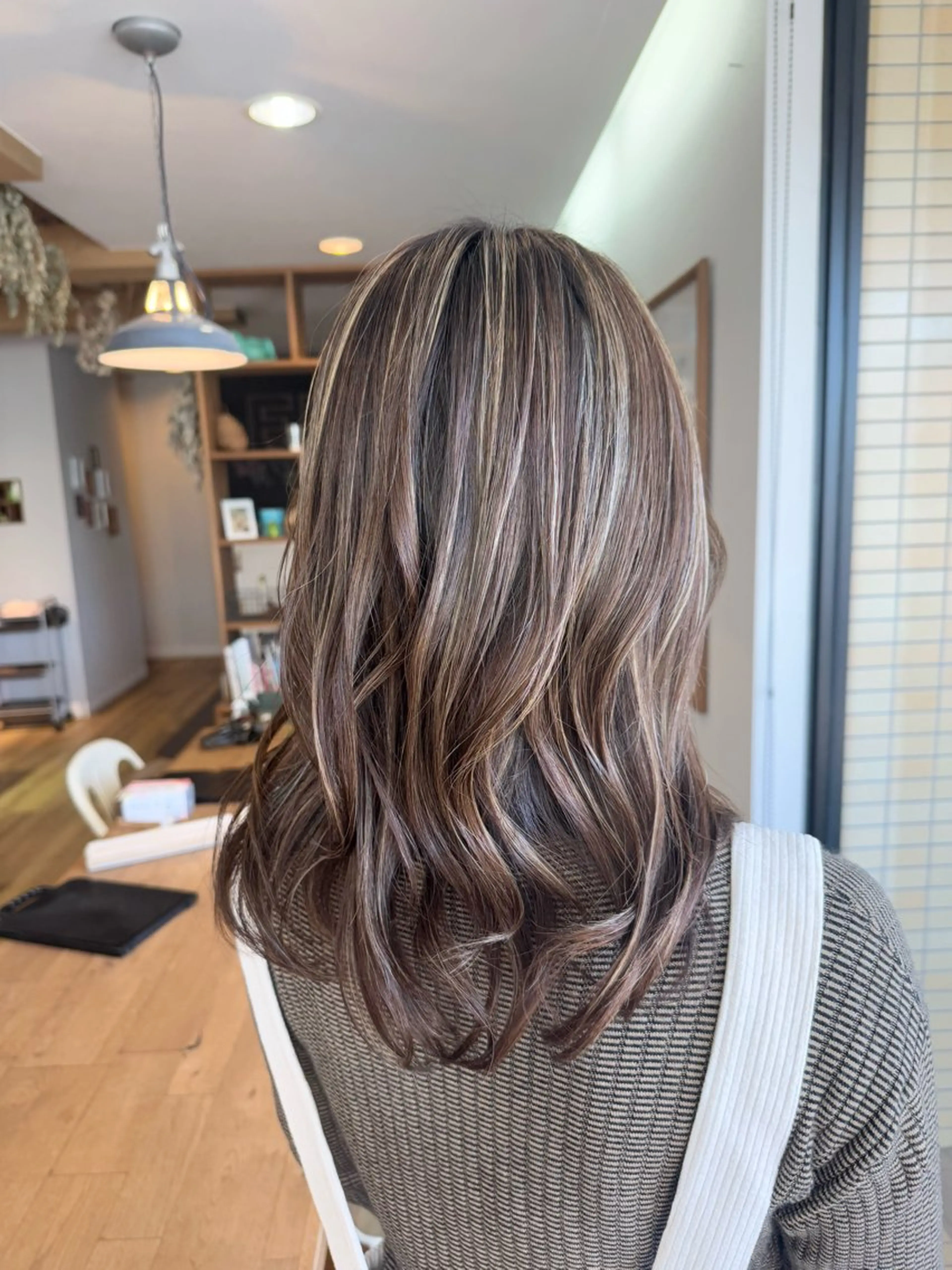 ロング カラー アッシュ ベージュカラー ヘアカラー トリートメント ツキダテ ユイのヘアスタイル