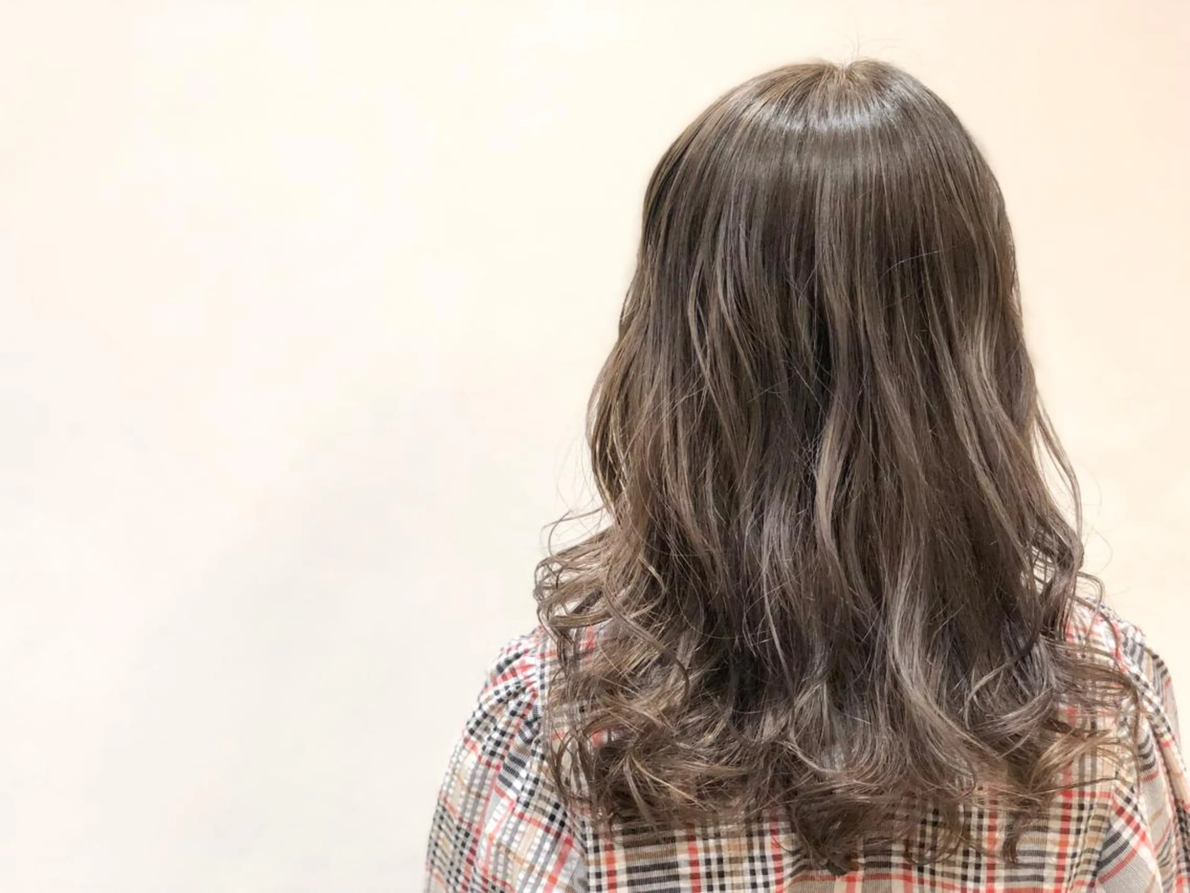 セミロング カラー ヘアアレンジ バレイヤージュ グレージュ レイヤーカット いしだ みさきのヘアスタイル