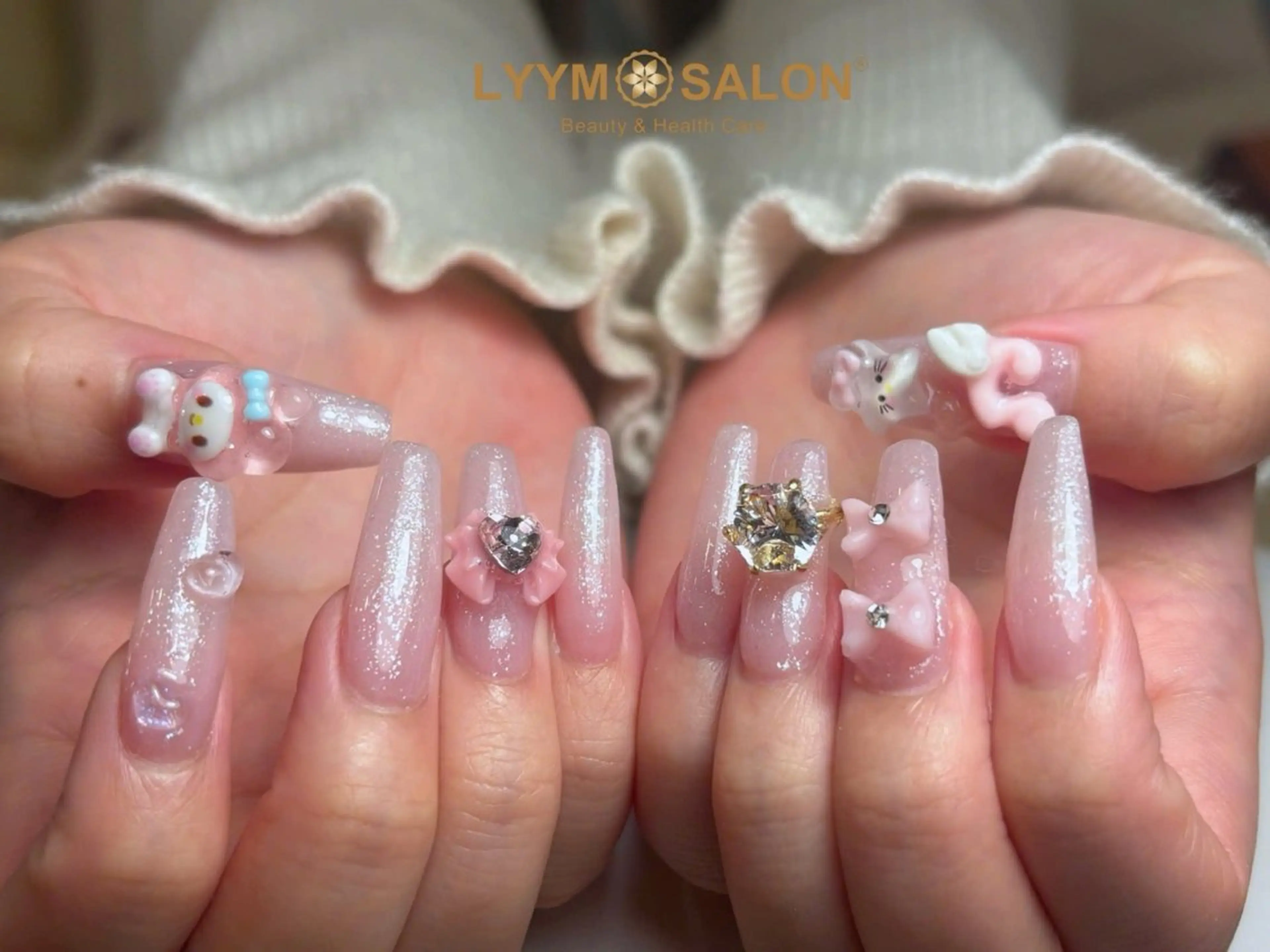 ネイル 長さ出し ガーリー 氷ネイル・うるうるネイル キラキラネイル 韓国ネイル ハンドネイル LYYM Salonのネイルデザイン