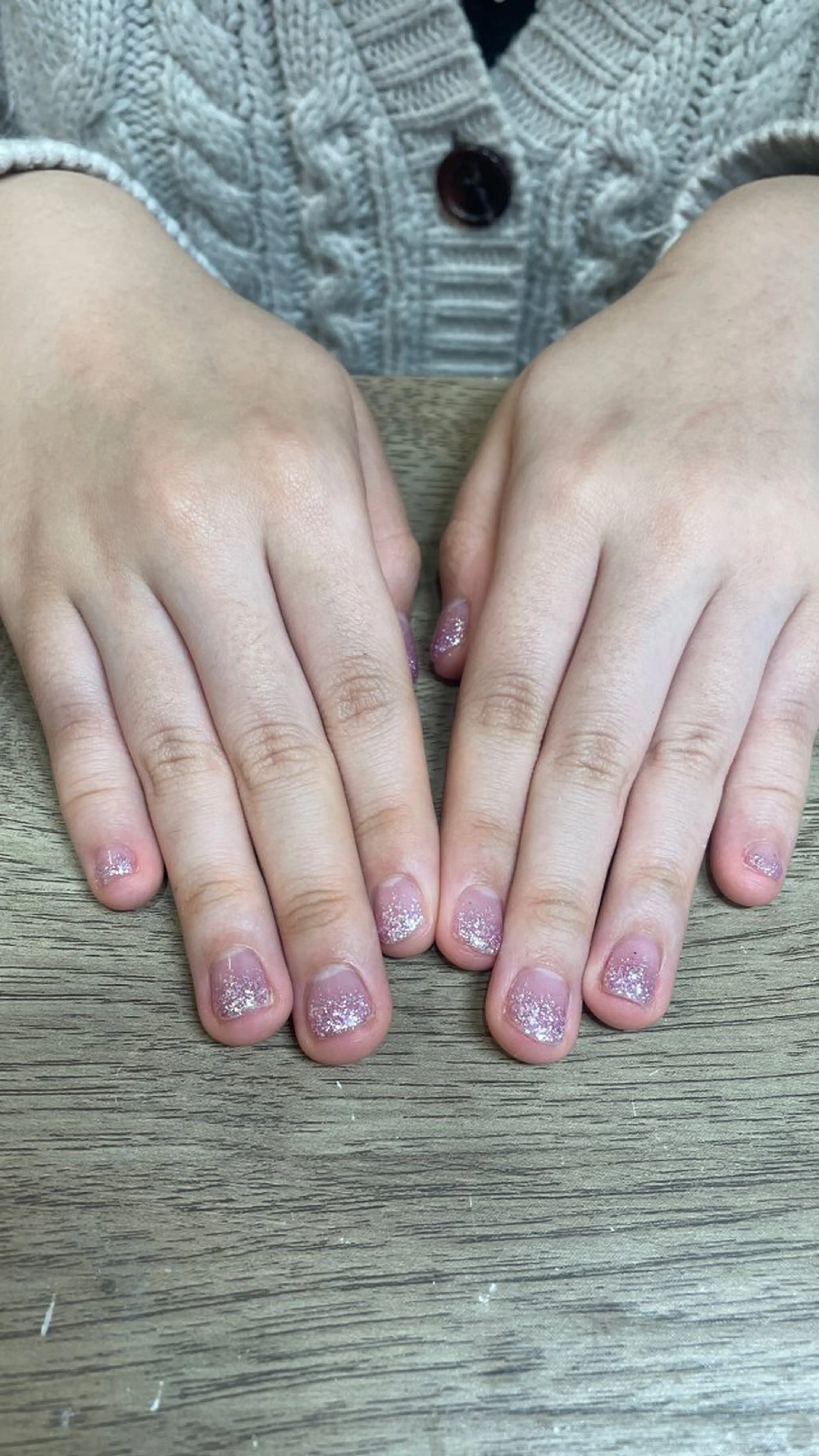 ネイル ジェルネイル グラデーション ラメ(グリッター) ラメグラデーション パープル ネイルサロンエーナイン札幌麻生店所属・堀越 優のネイルデザイン