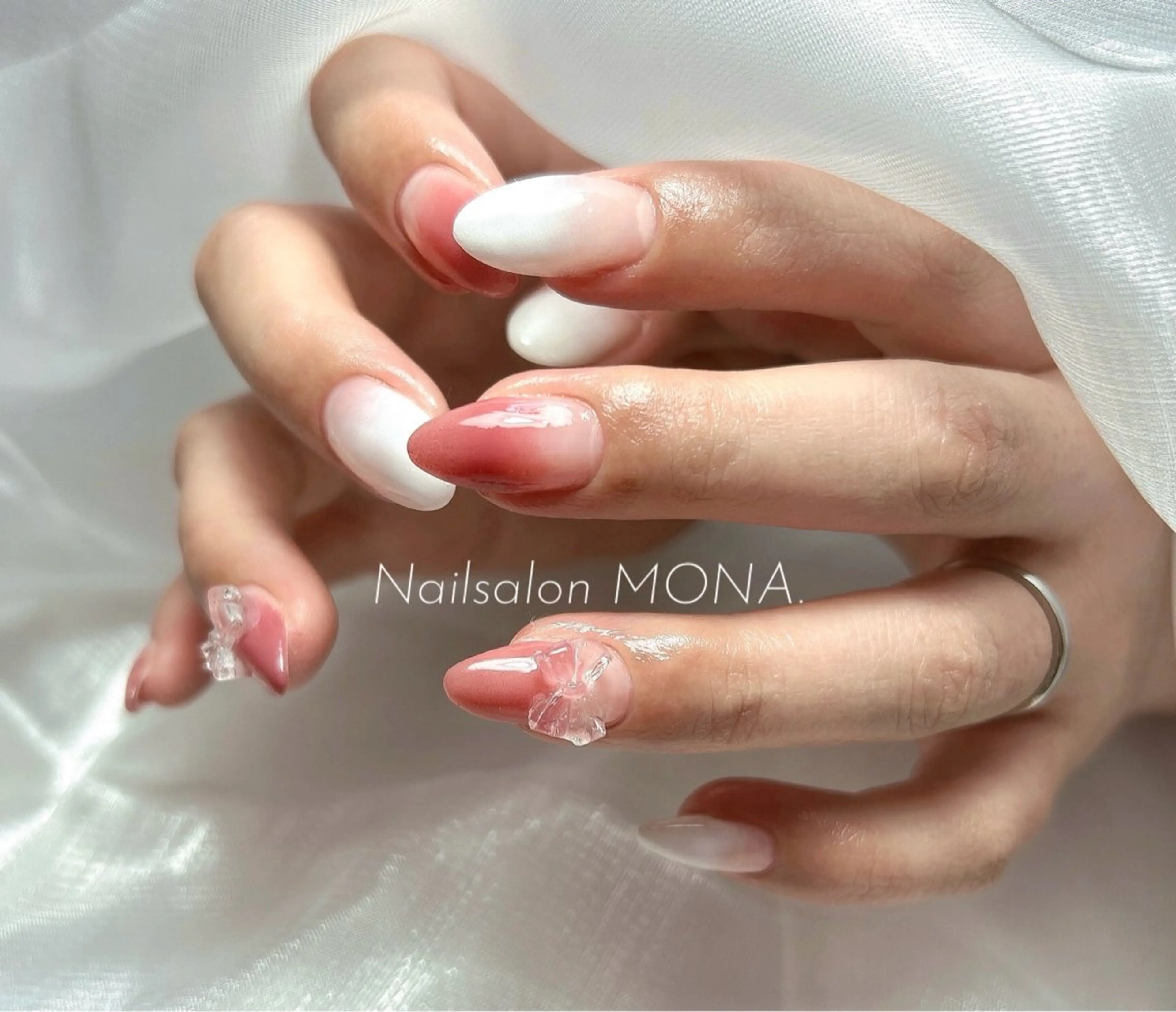 ネイル グラデーション ピンク ホワイト ハンドネイル Nailsalon MONA.のネイルデザイン