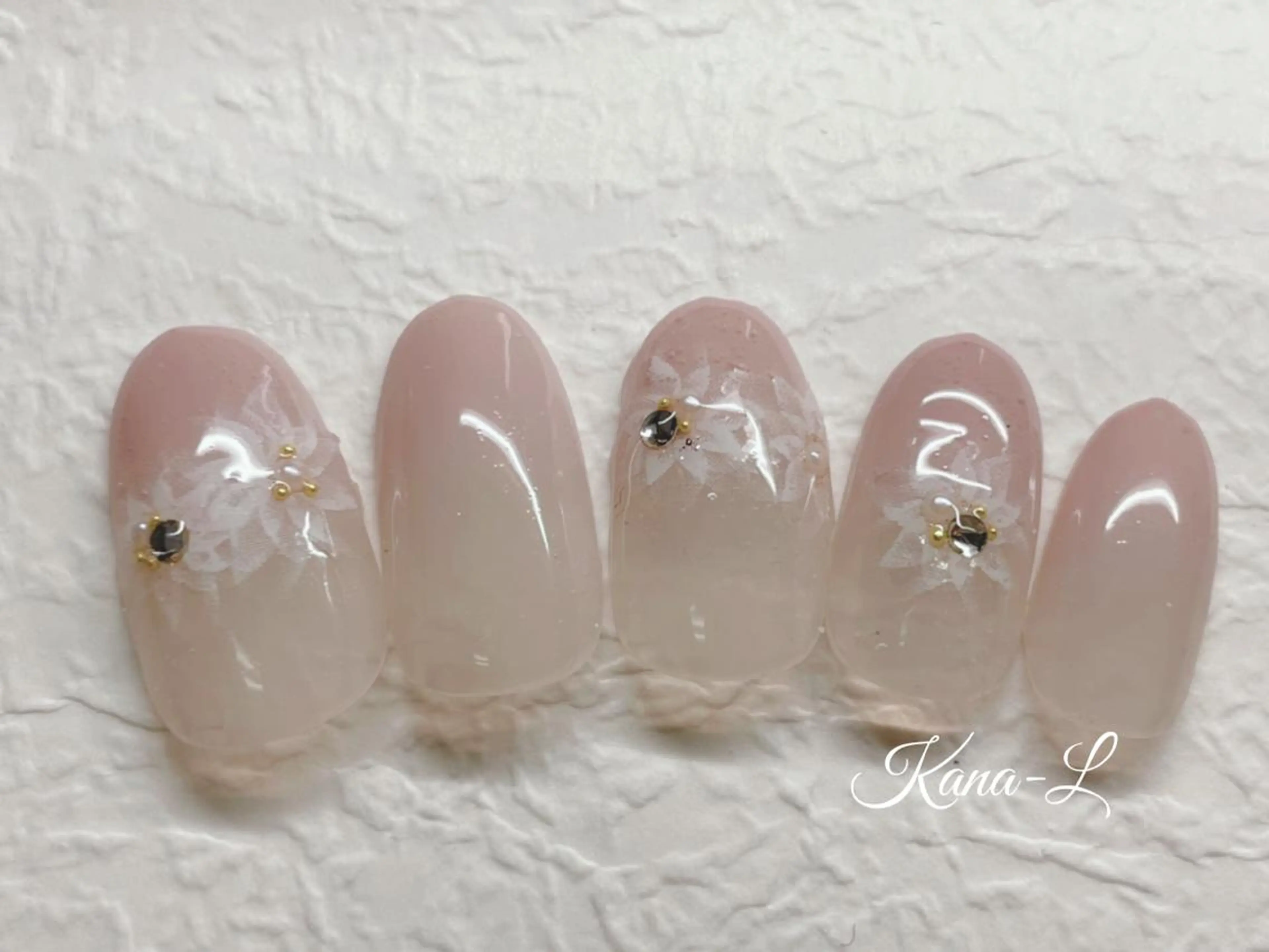 カラー ネイル 入学式 卒業式のヘアスタイル 入学式 フラワーネイル 卒業式 芦辺 香奈のネイルデザイン