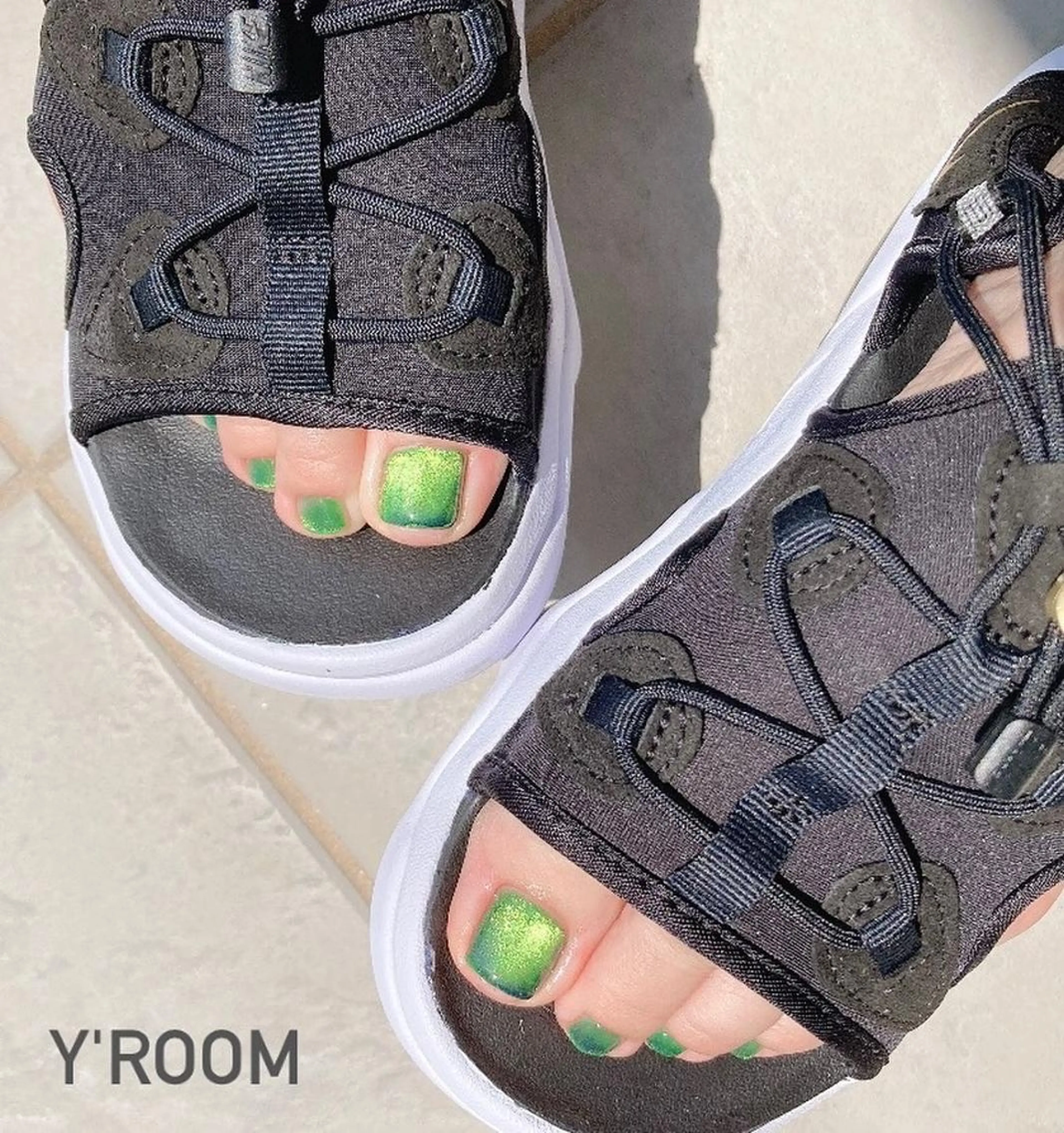 ネイル オーロラネイル フラッシュネイル フットネイル ジェルネイル グリーン フットネイル YUKA （ネイリスト）のネイルデザイン