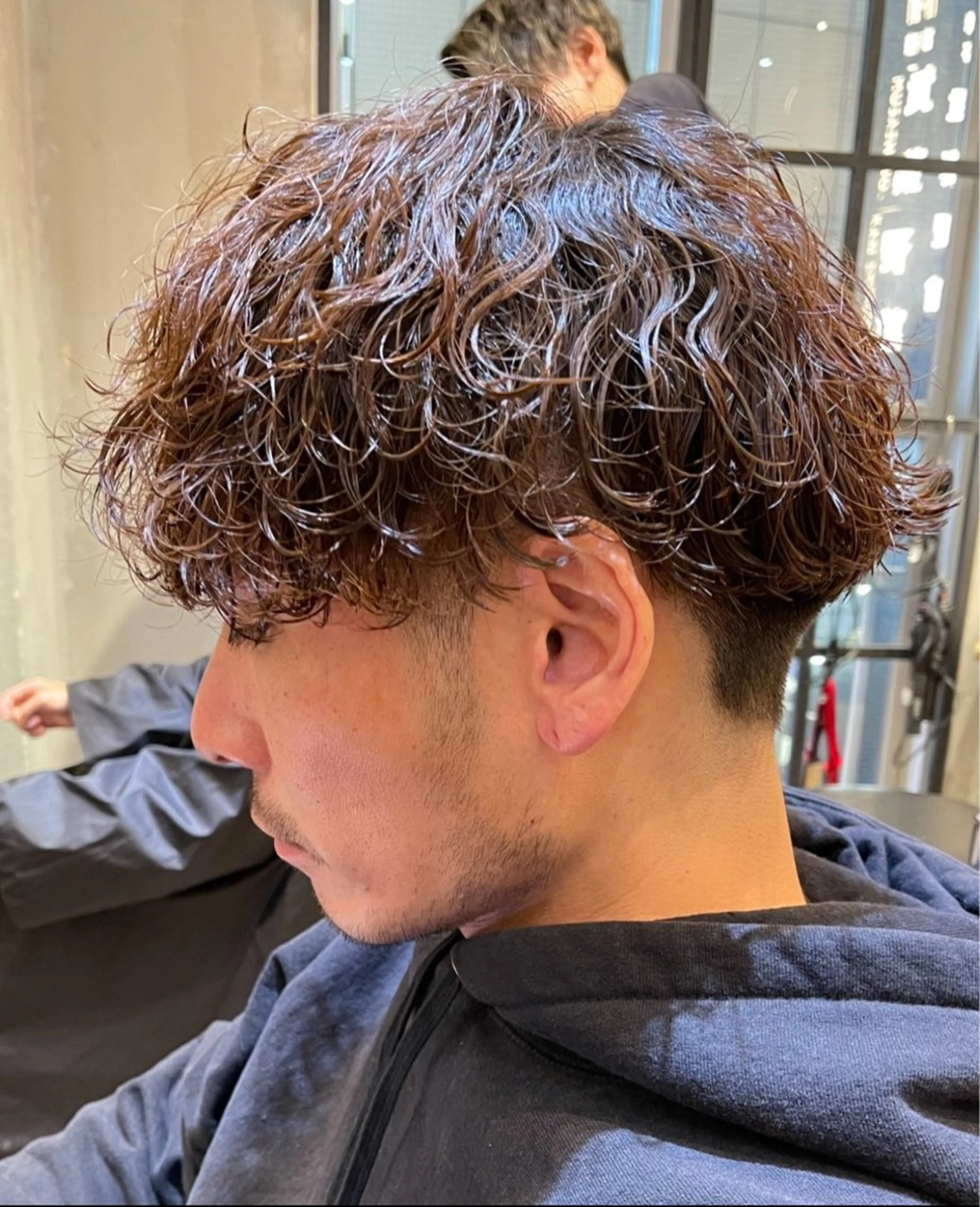 ショート パーマ メンズ ビジネス センターパート フェードカット フェザーパーマ メンズ韓国風 カット パーマ トリートメント ヘアセット 新宿メンズ専門 髪質改善パーマ特化のヘアスタイル