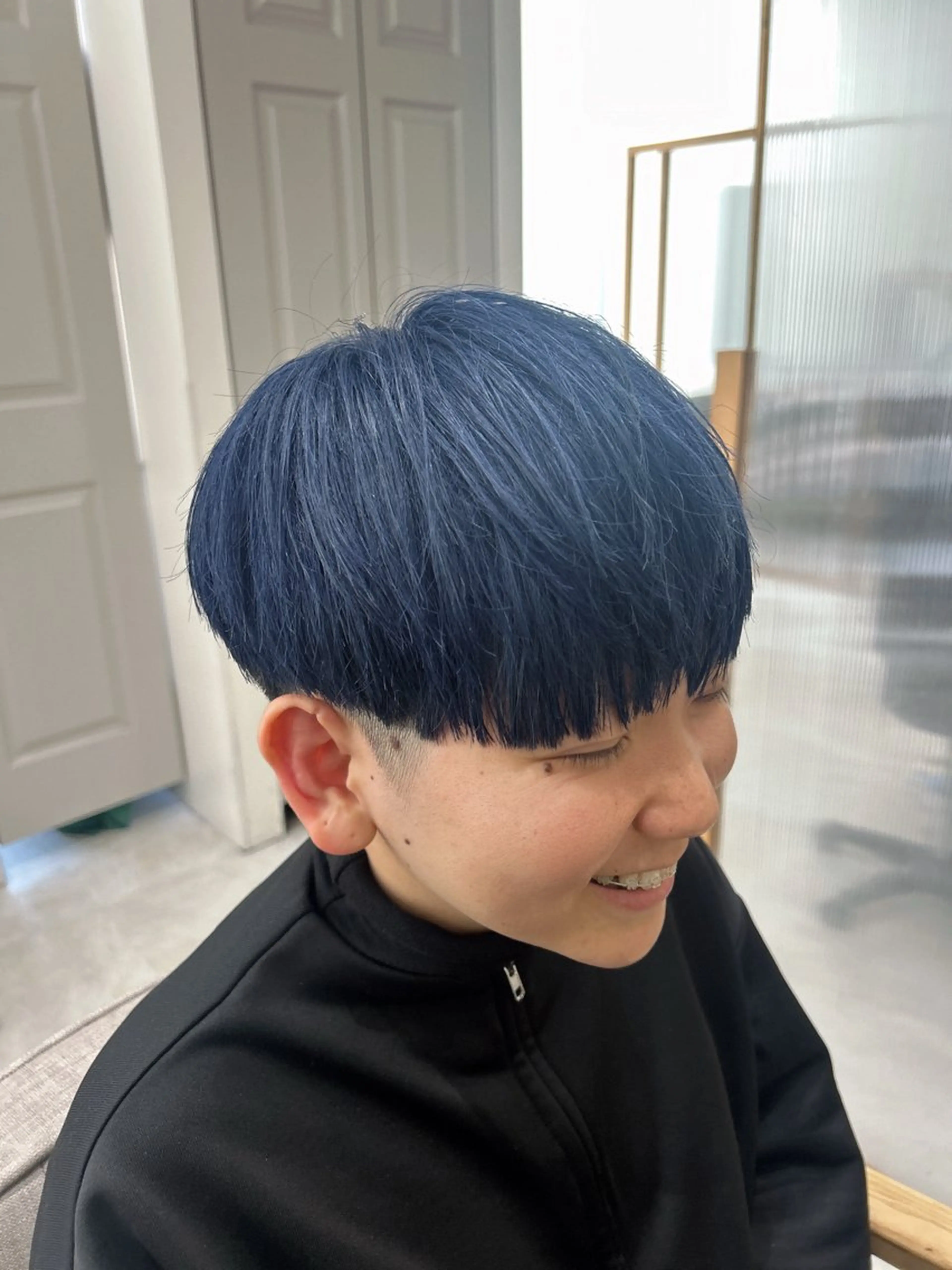 ショート カラー ブリーチ ネイビーカラー カット ヘアカラー メンズ特化美容師👾 チカのヘアスタイル