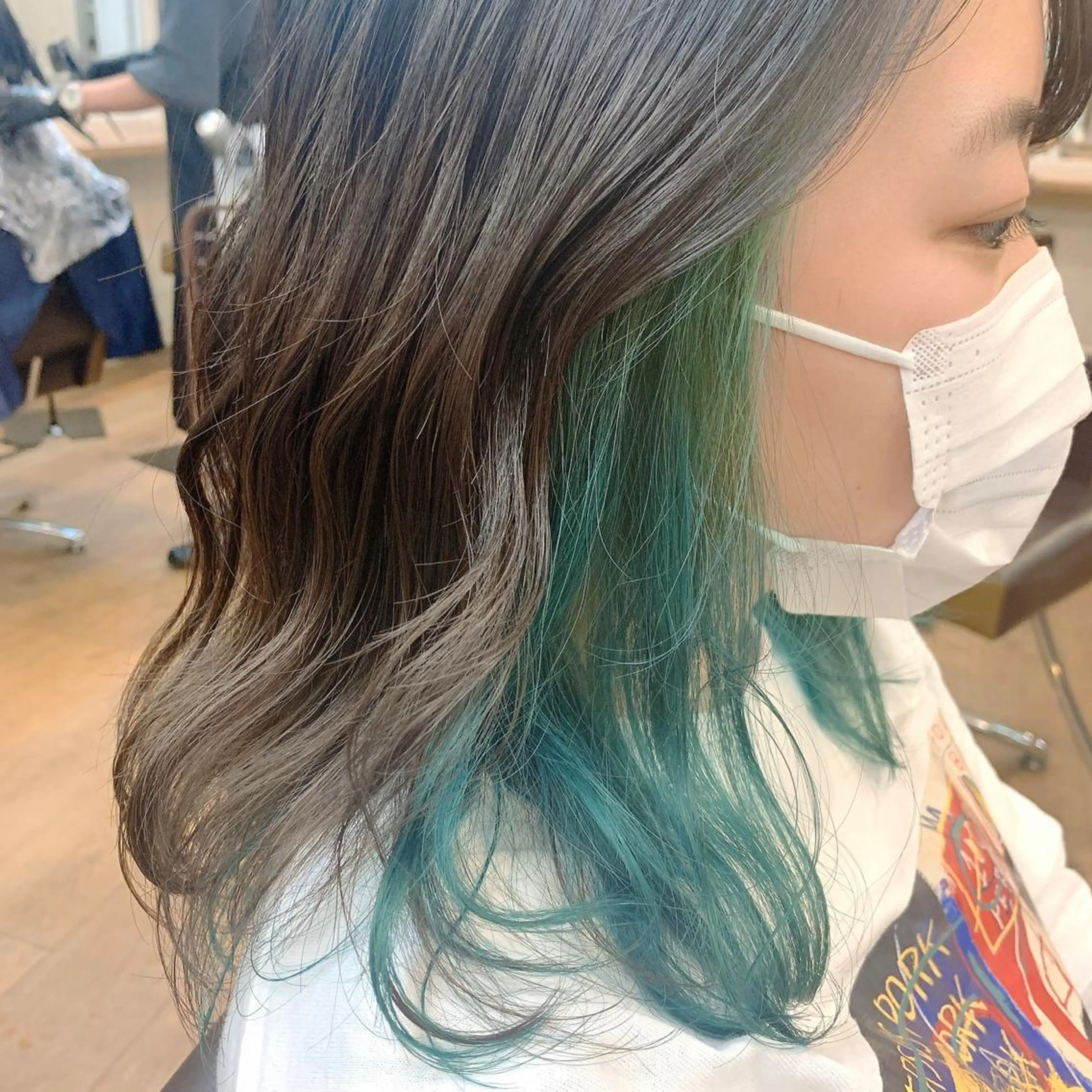 ミディアム カラー アディクシーカラー アッシュ アッシュグレー インナーカラー ミント ヘアカラー NUMBER_ ユイナのヘアスタイル