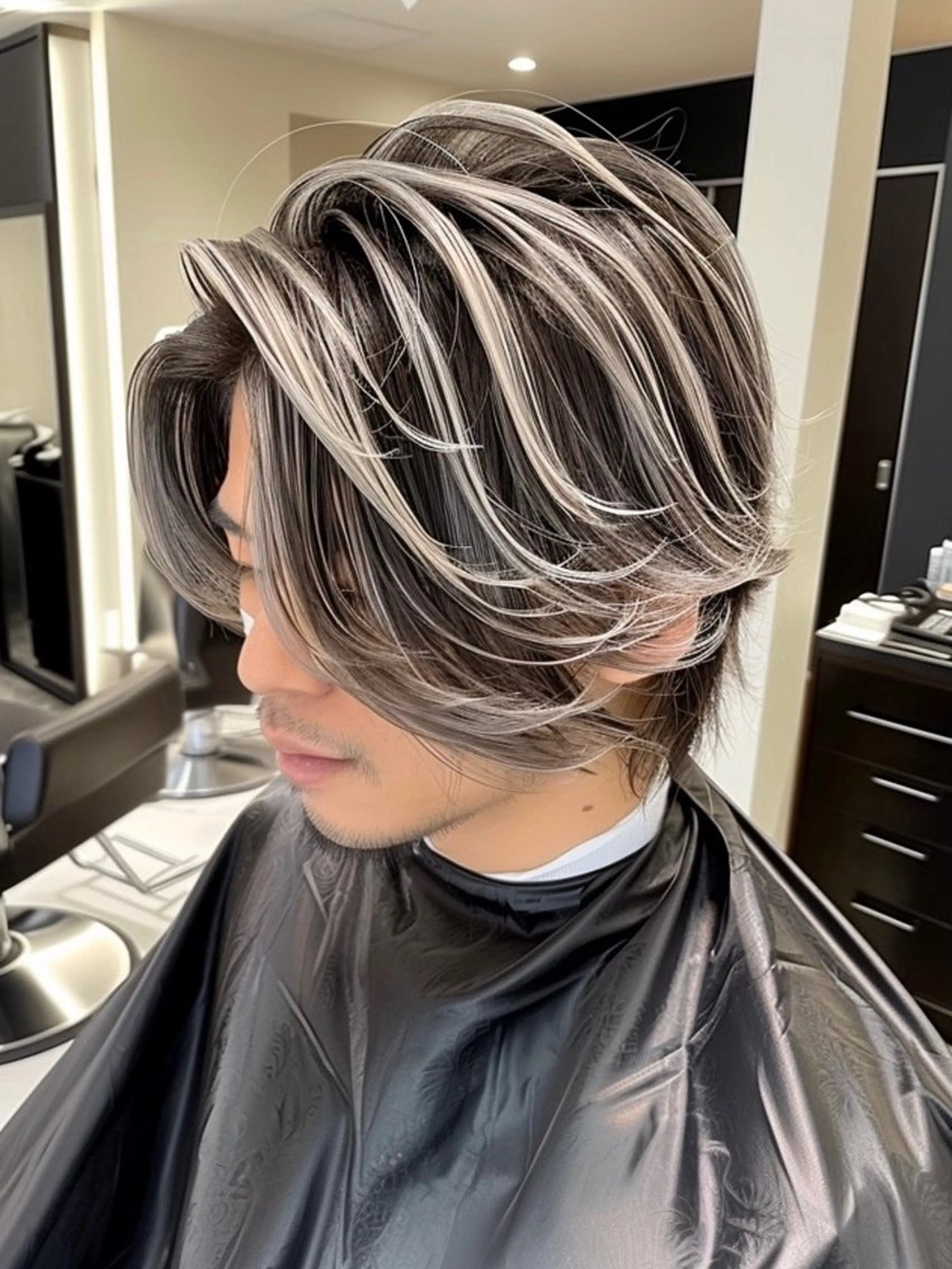 ショート パーマ メンズ メンズハイトーン メンズバレイヤージュのヘアスタイル