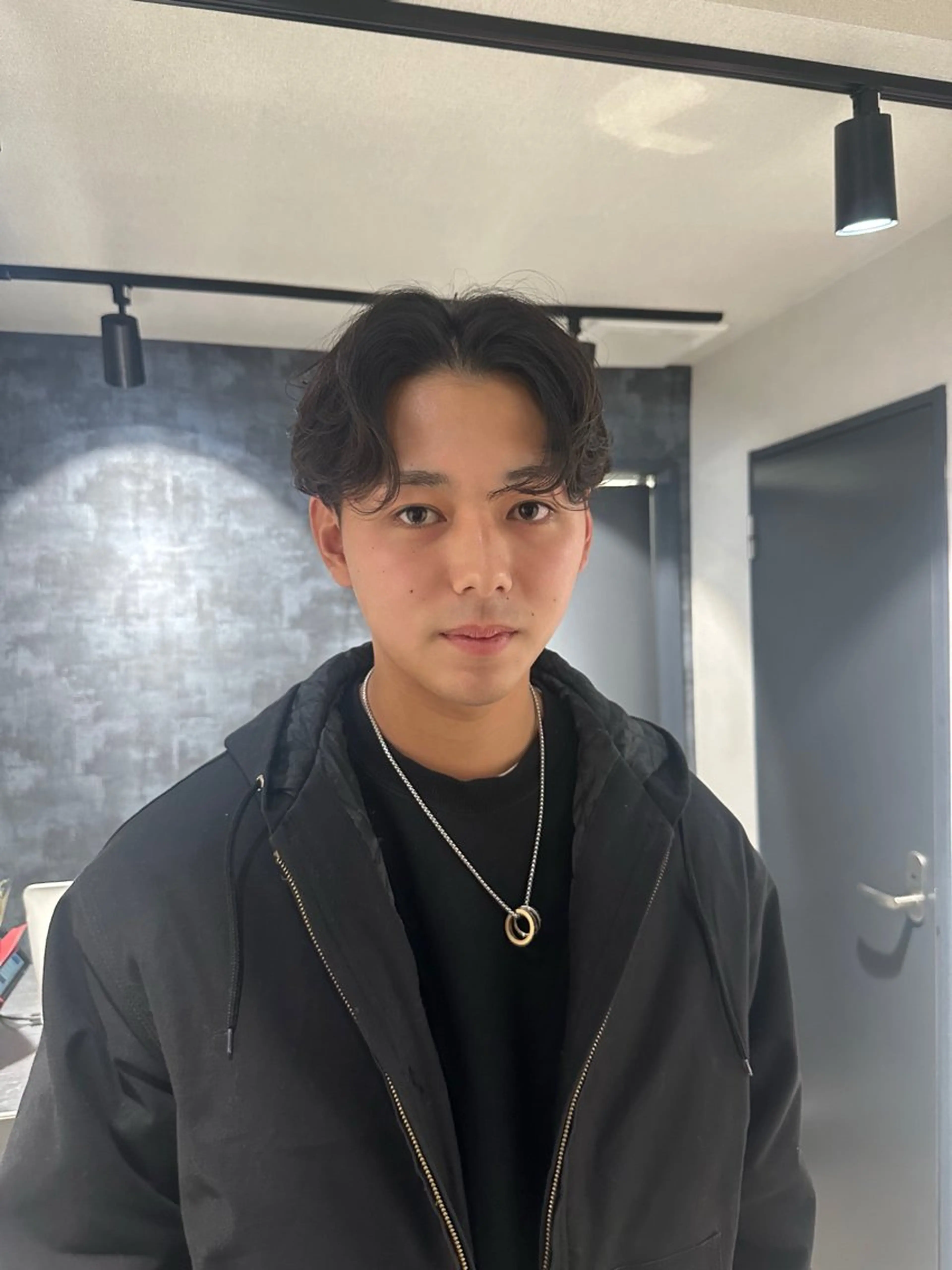 ミディアム パーマ メンズ ミディアムパーマ センターパート メンズパーマ ニュアンスパーマ カット パーマ SALOWIN 原宿 iori所属・🌟原宿指名No.1 センターパート⭐️のヘアスタイル