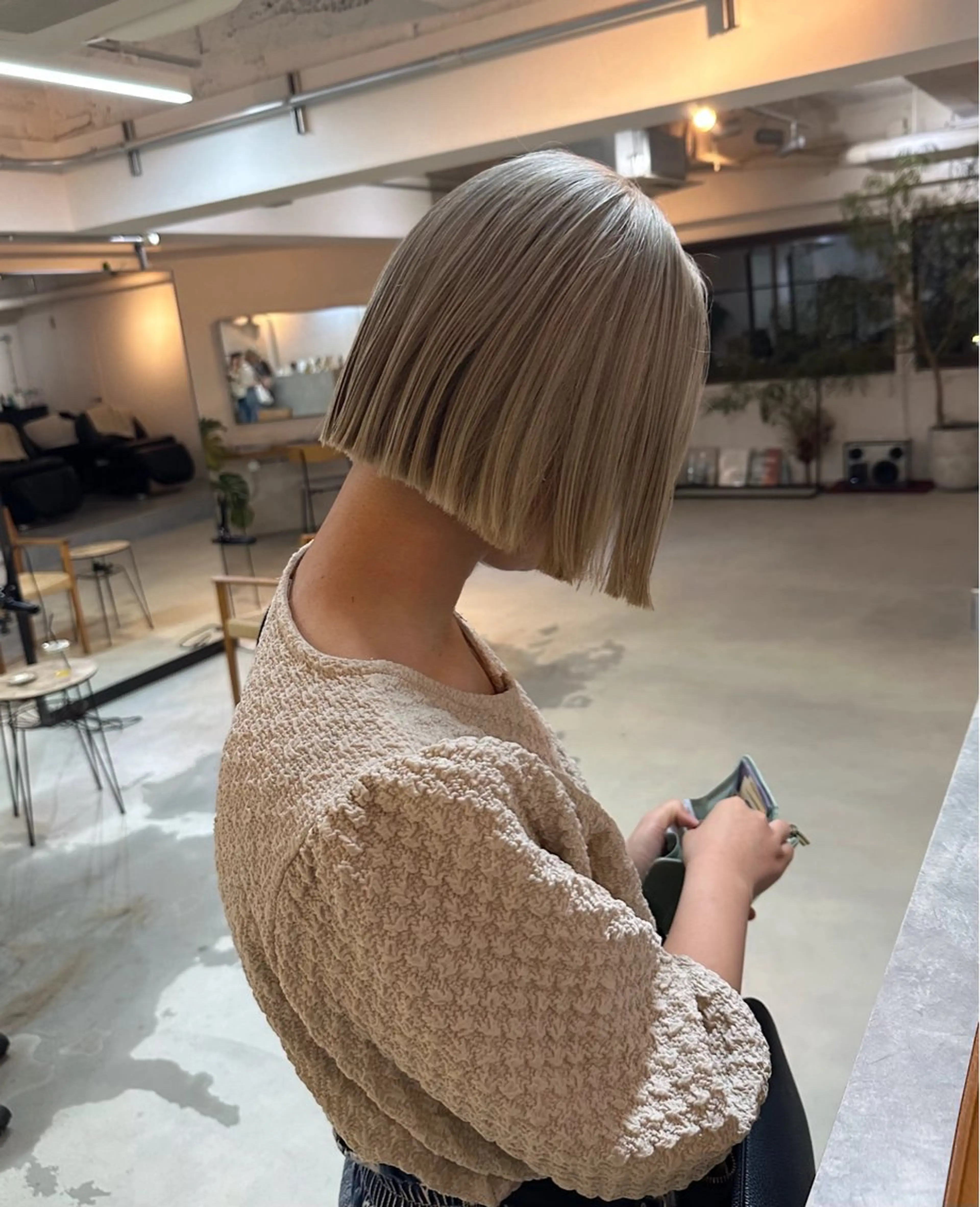 ショート カラー ブリーチ ブロンド ホワイトブロンド FavyS「フェイヴィーズ」所属・竹中 彩音のヘアスタイル