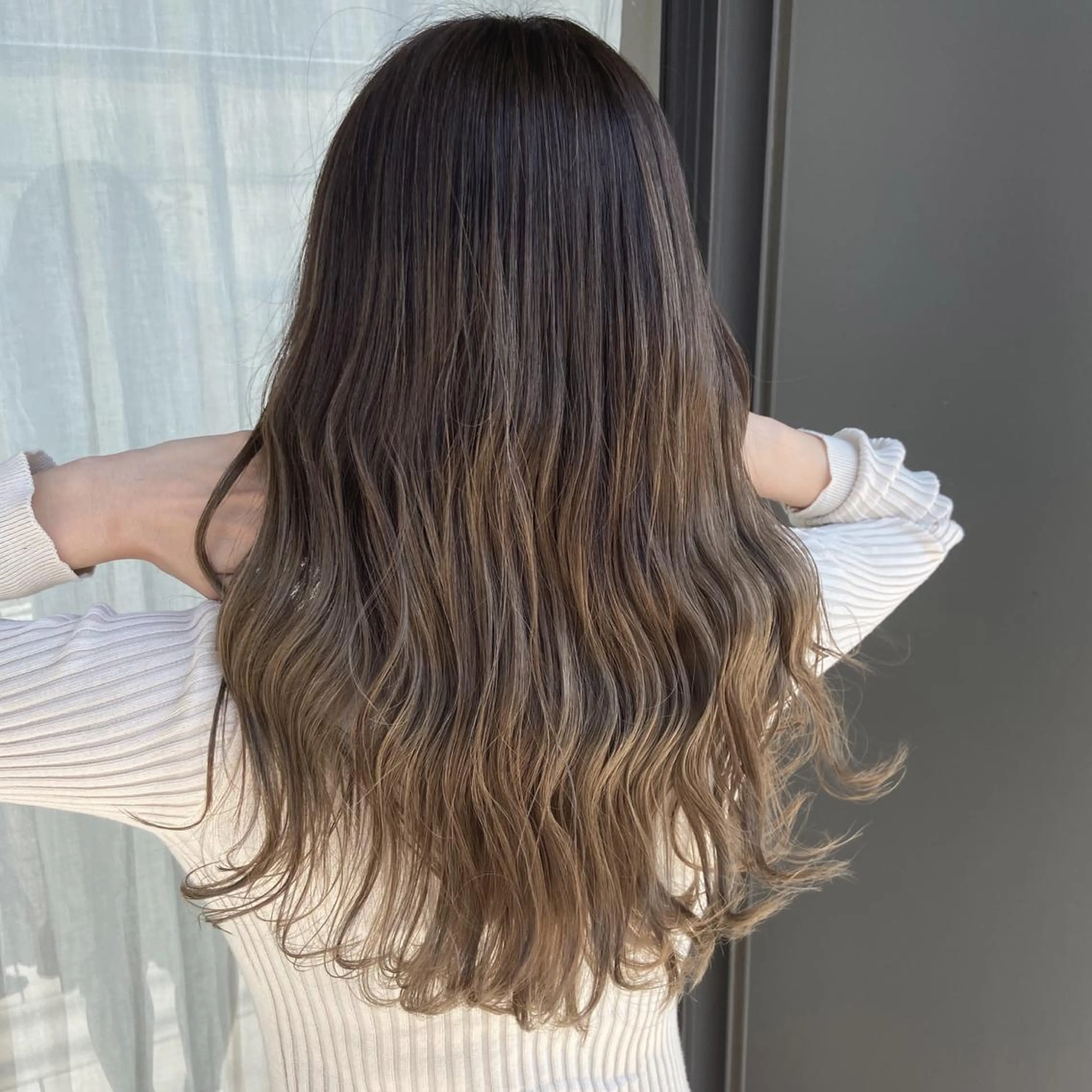 ミディアム レイヤーカット 峯 志帆のヘアスタイル