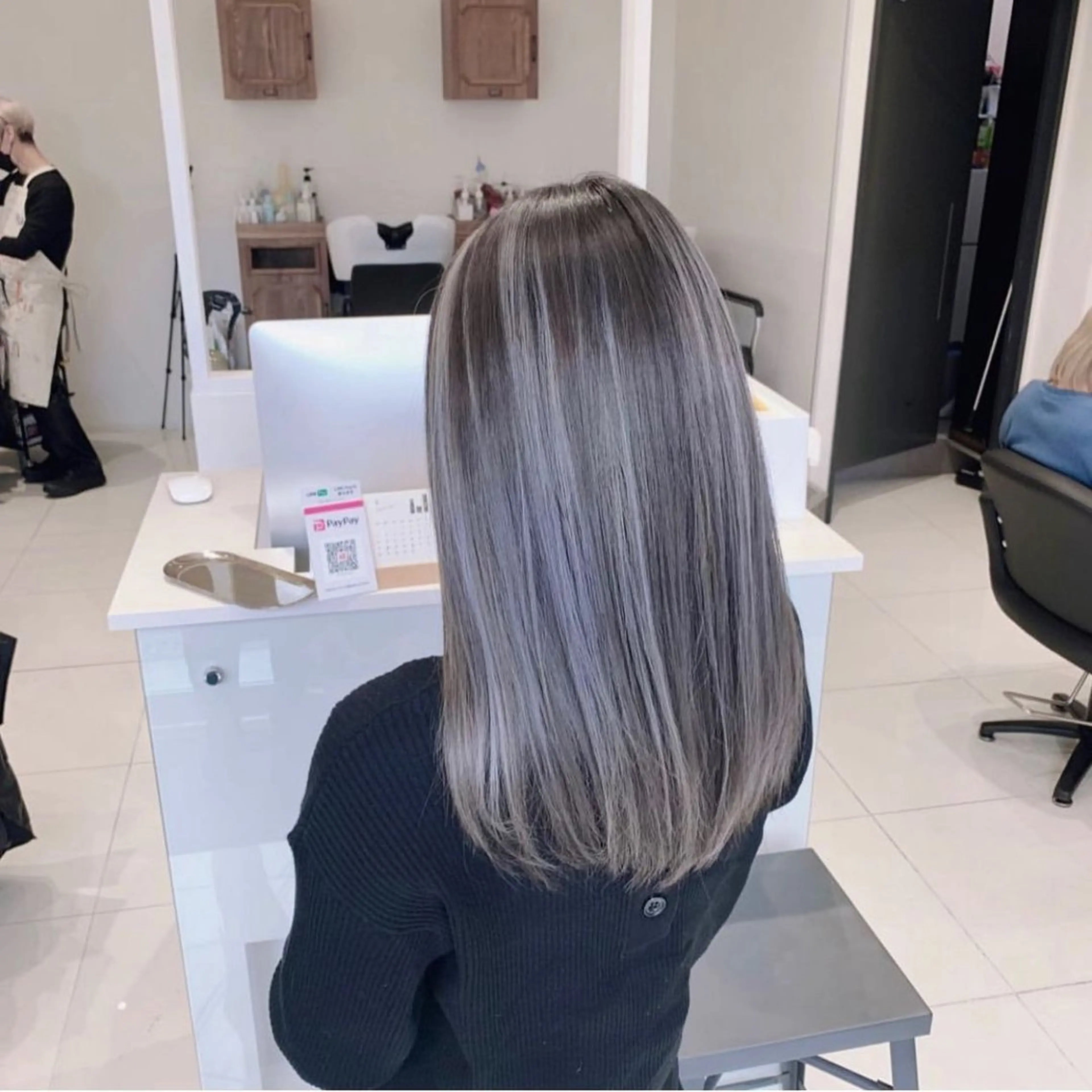 ロング カラー ブリーチ ケアブリーチ ヘアカラー オフホワイトアンドなんば所属・福西 洋斗のヘアスタイル