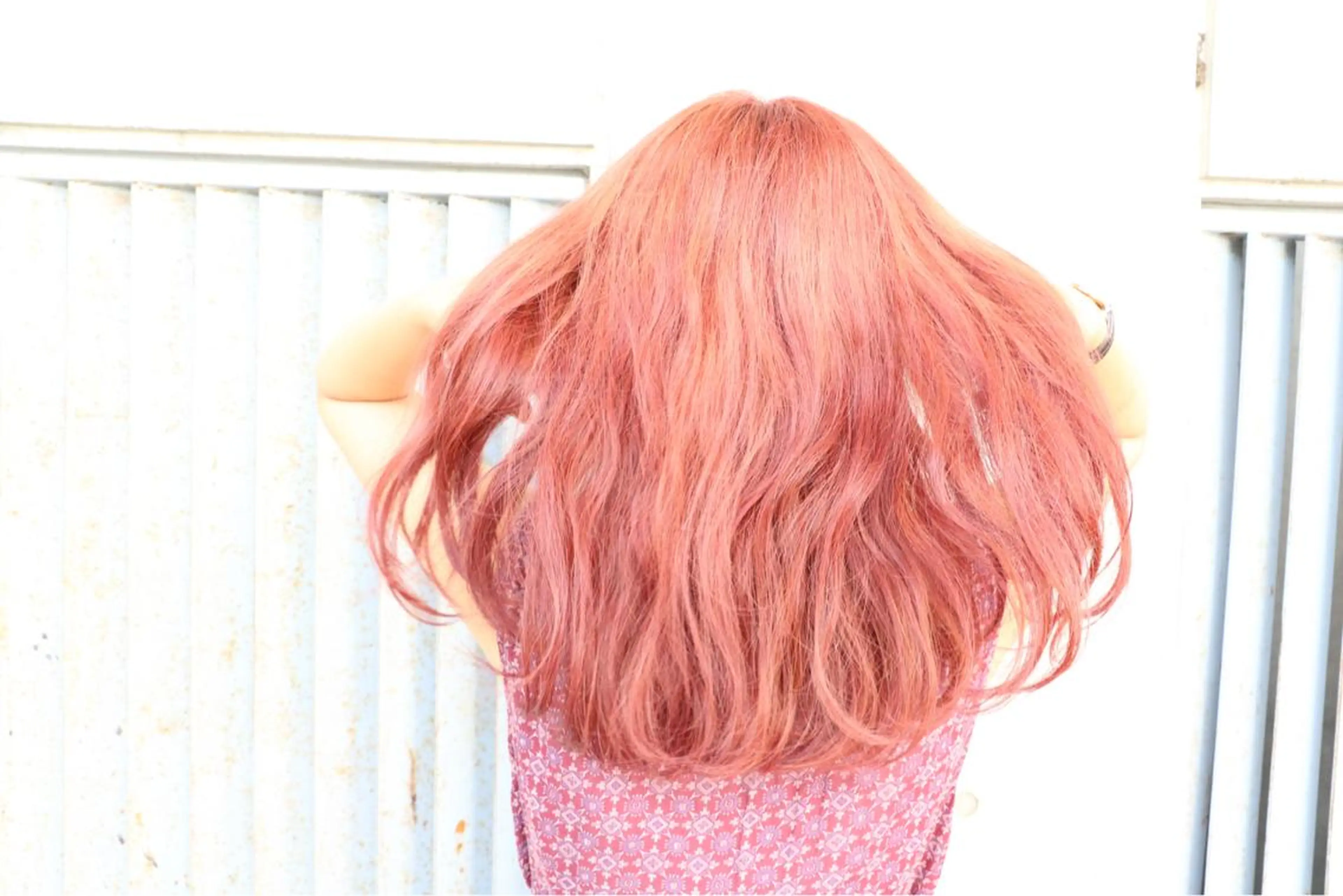 セミロング カラー パーマ ヘアアレンジ ピンクカラー ハイトーン特化🤍 浦住のヘアスタイル