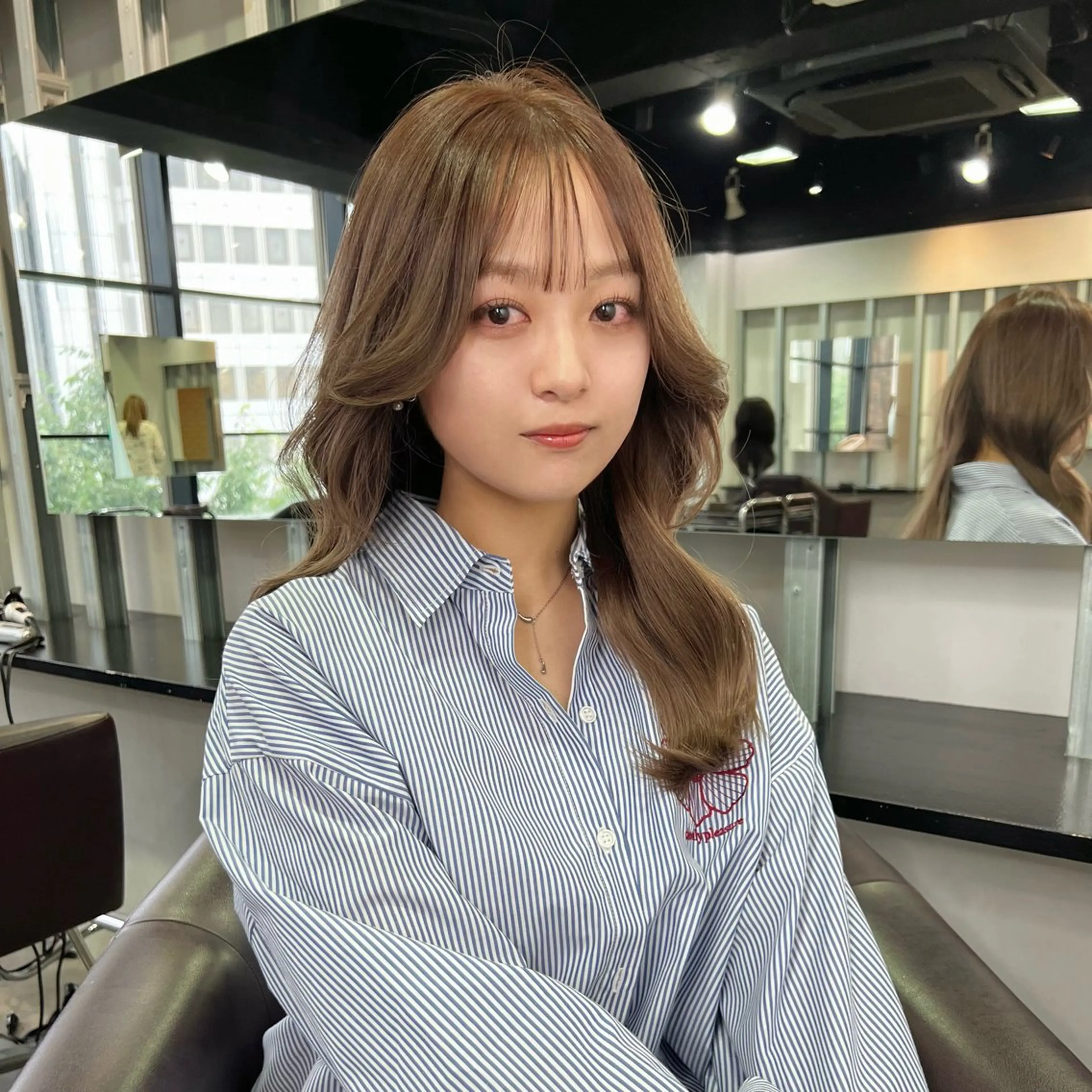 ミディアム カラー ベージュカラー ブリーチ ダブルカラー ミルクティーベージュ ブリーチなしカラー 韓国ヘア/ベージュ カラー🤍yukaのヘアスタイル