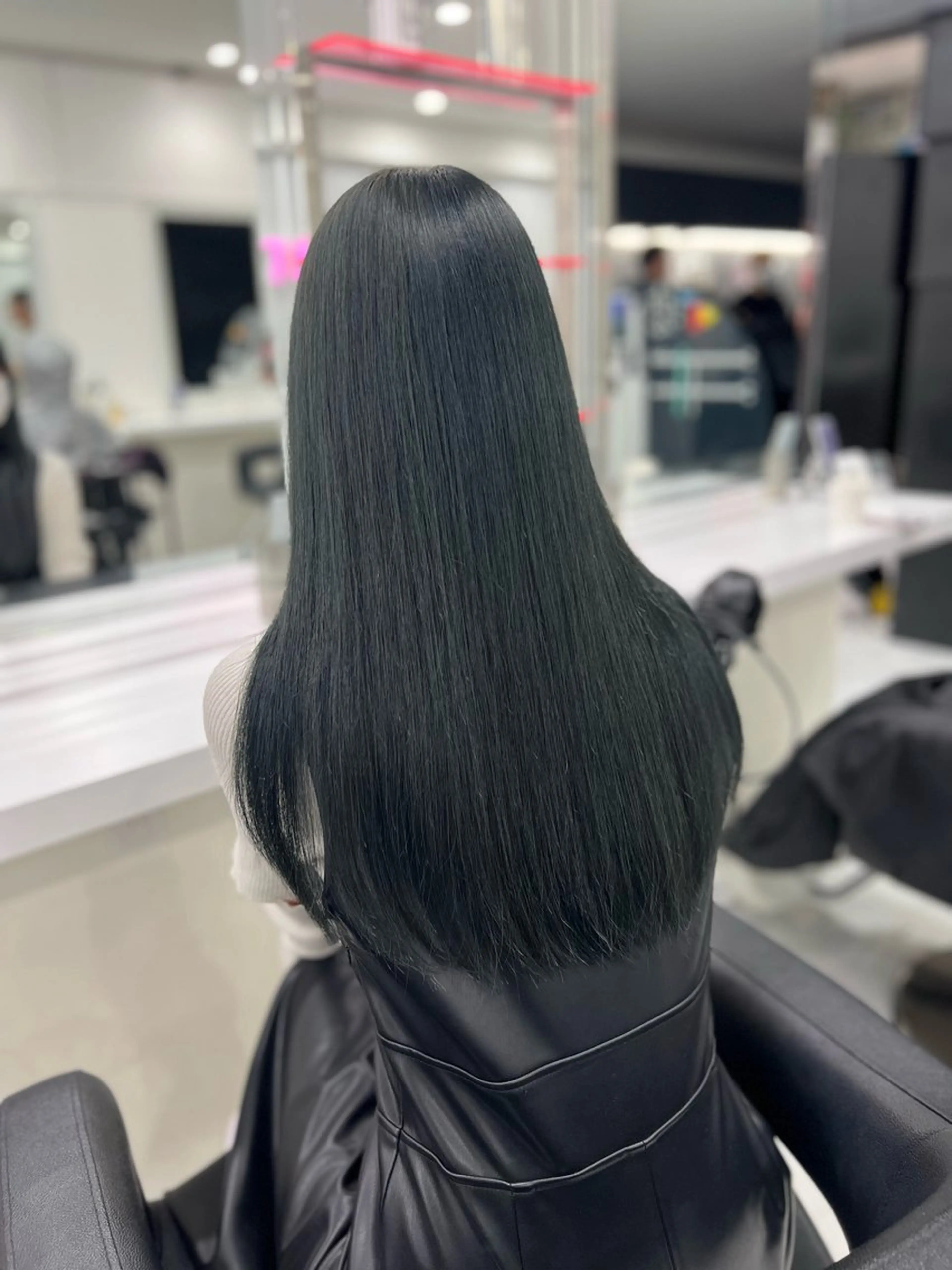 ロング カラー オリーブカラー🫒 レイヤーカット✂︎のヘアスタイル