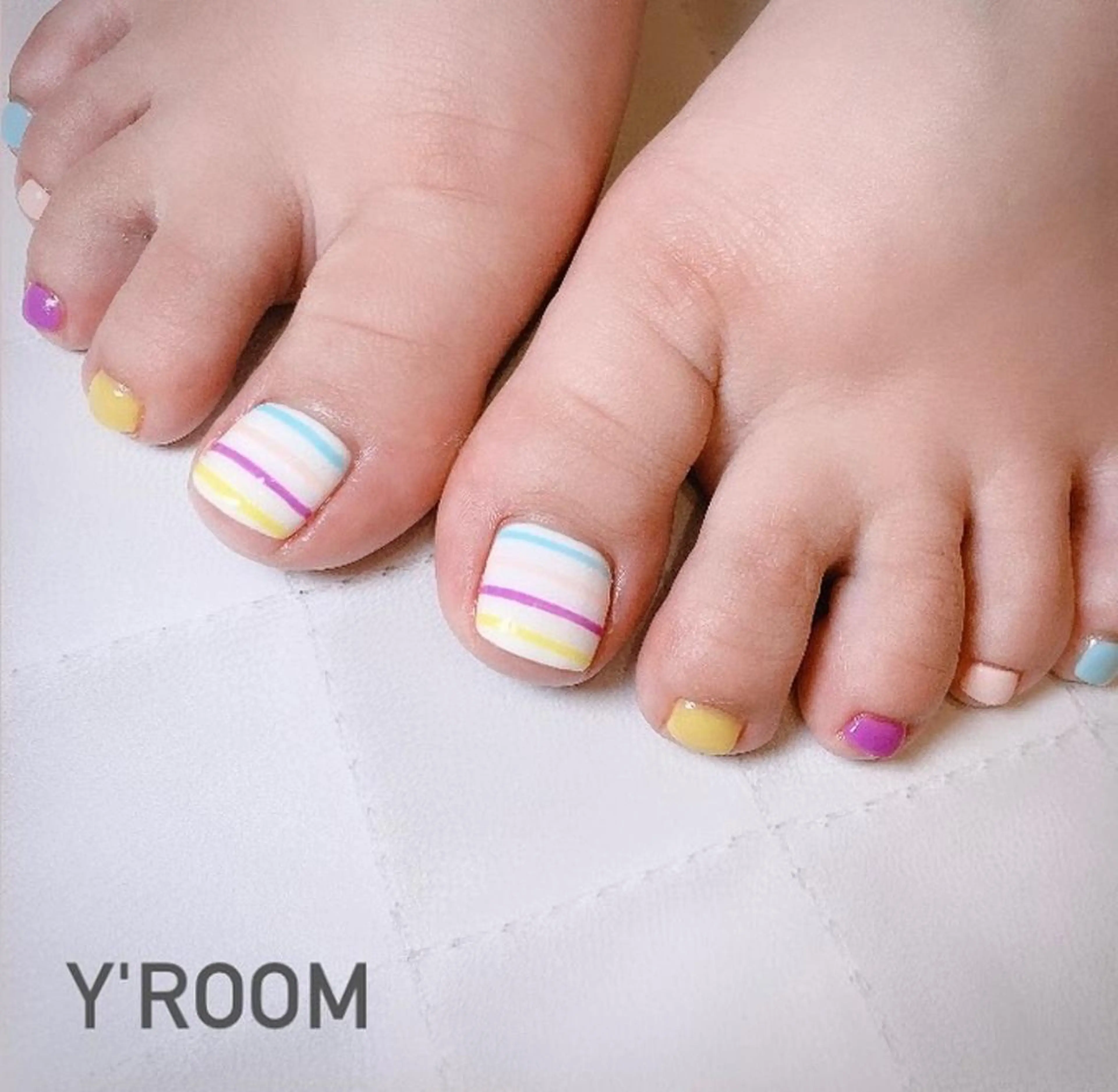 ネイル オーロラネイル ボーダー フラッシュネイル フットネイル ジェルネイル YUKA （ネイリスト）のネイルデザイン