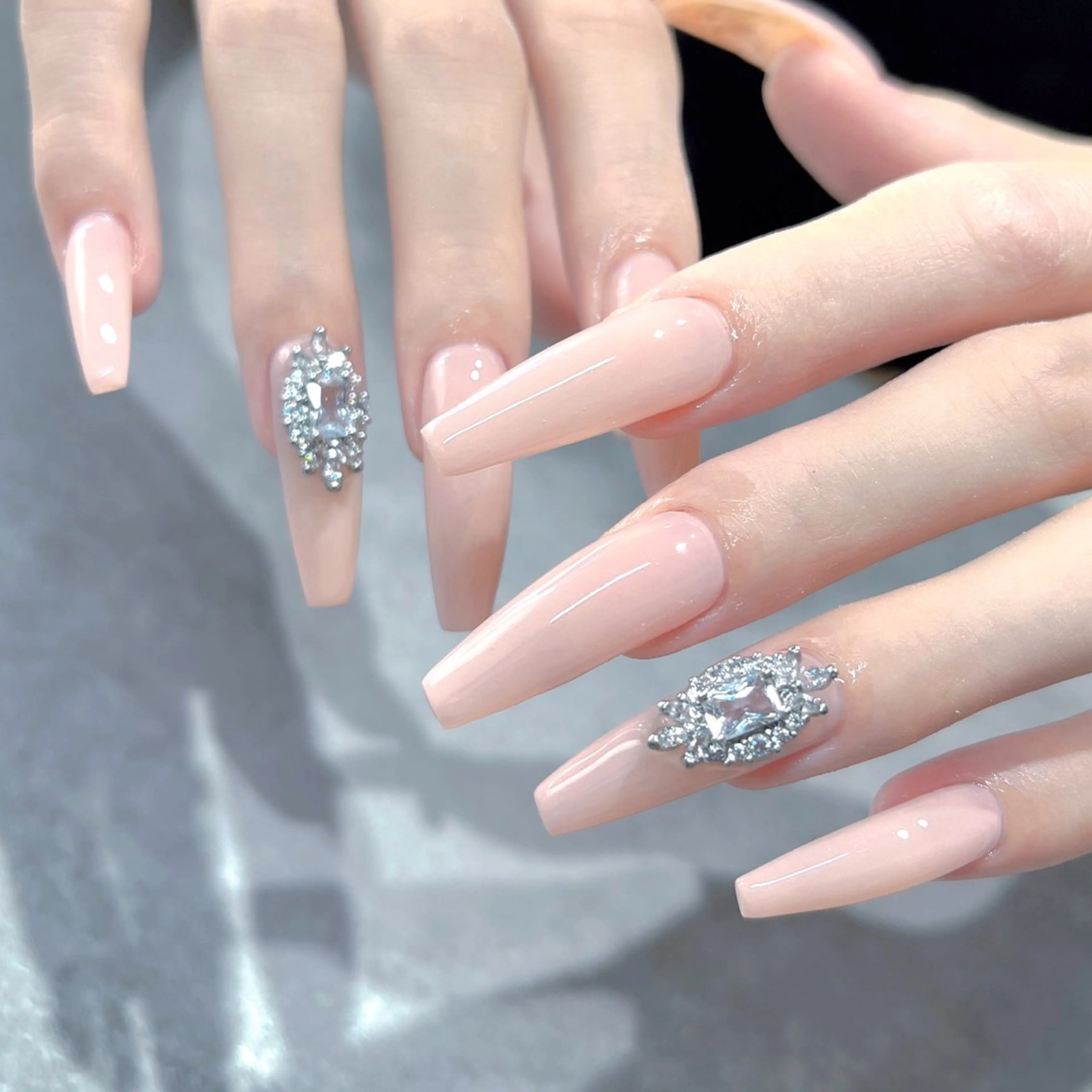 ネイル フットネイル フレンチネイル ジェルネイル ラメ(グリッター) ラメグラデーション ハンドネイル NEO Beauty Salon所属・𝐍𝐄𝐎 𝐉𝐔𝐑𝐈のネイルデザイン