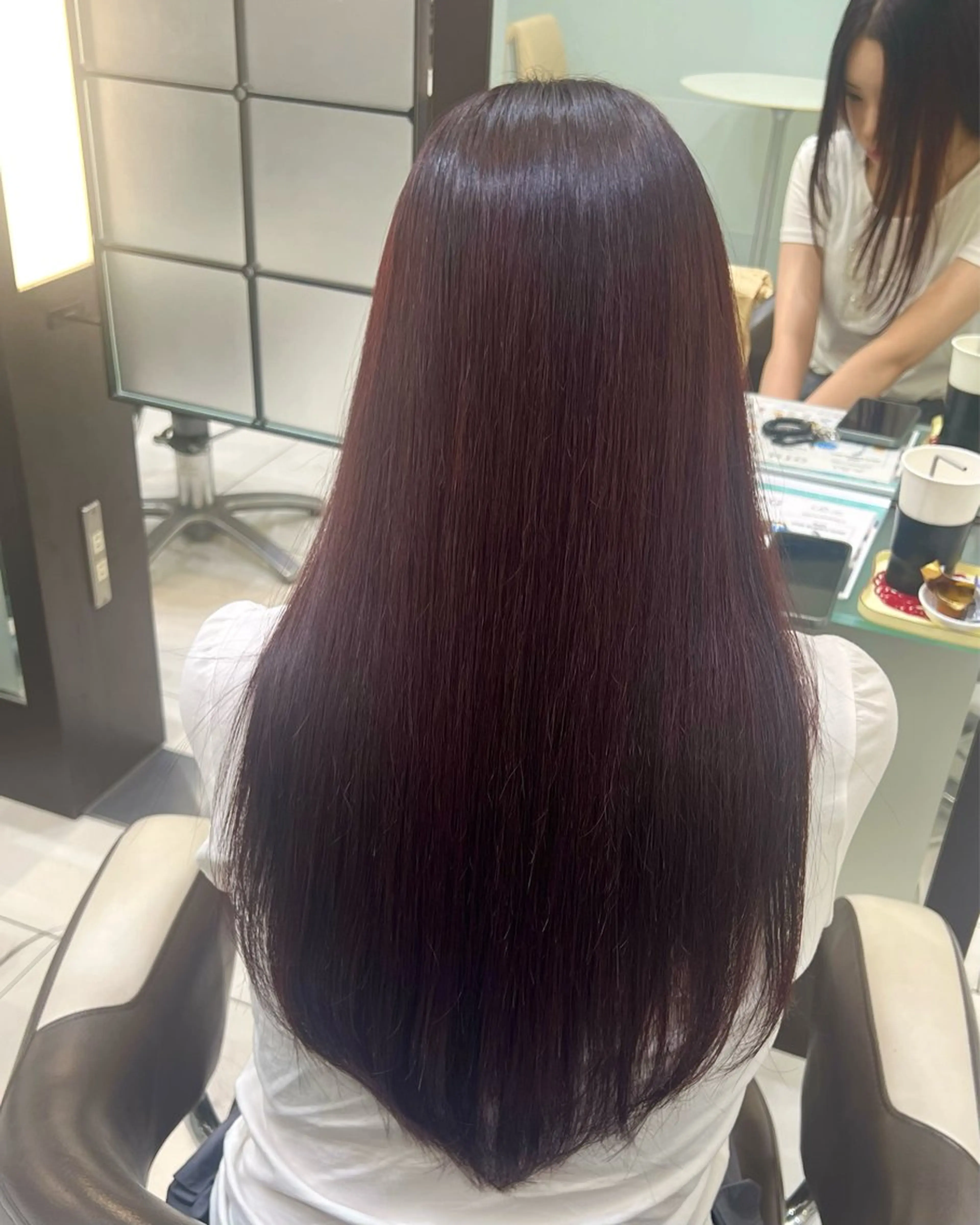 ロング カラー ボルドーカラー ハイトーン／透明感 カラー Mioのヘアスタイル