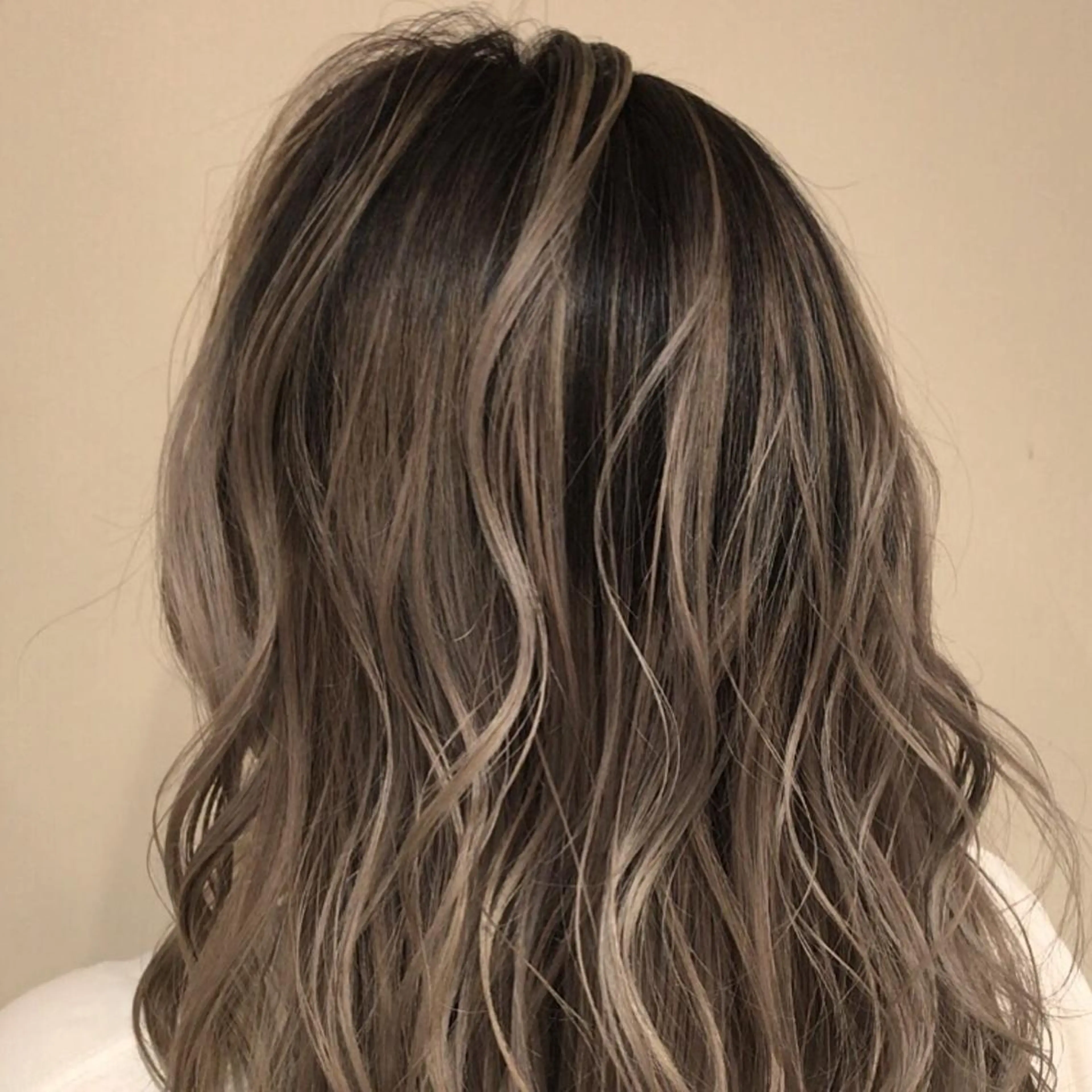 ミディアム カラー アッシュ アッシュグレー アッシュグレージュ バレイヤージュ ベージュカラー AMI Hair  supply所属・髪質改善カラー 韓国風レイヤーのヘアスタイル