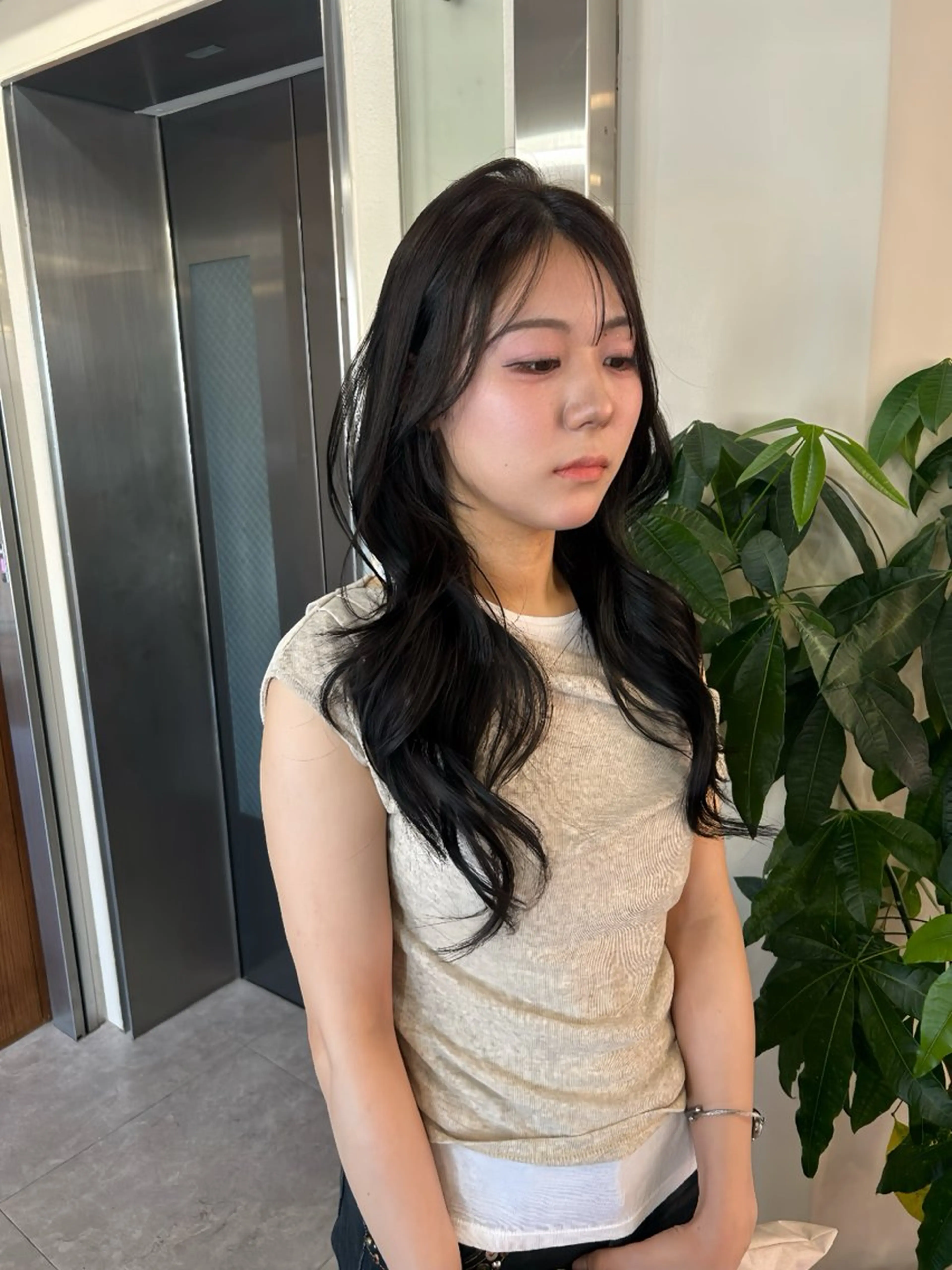 セミロング カラー レイヤーカット ヤスザトアヤノ ／レイヤー／オリーブのヘアスタイル