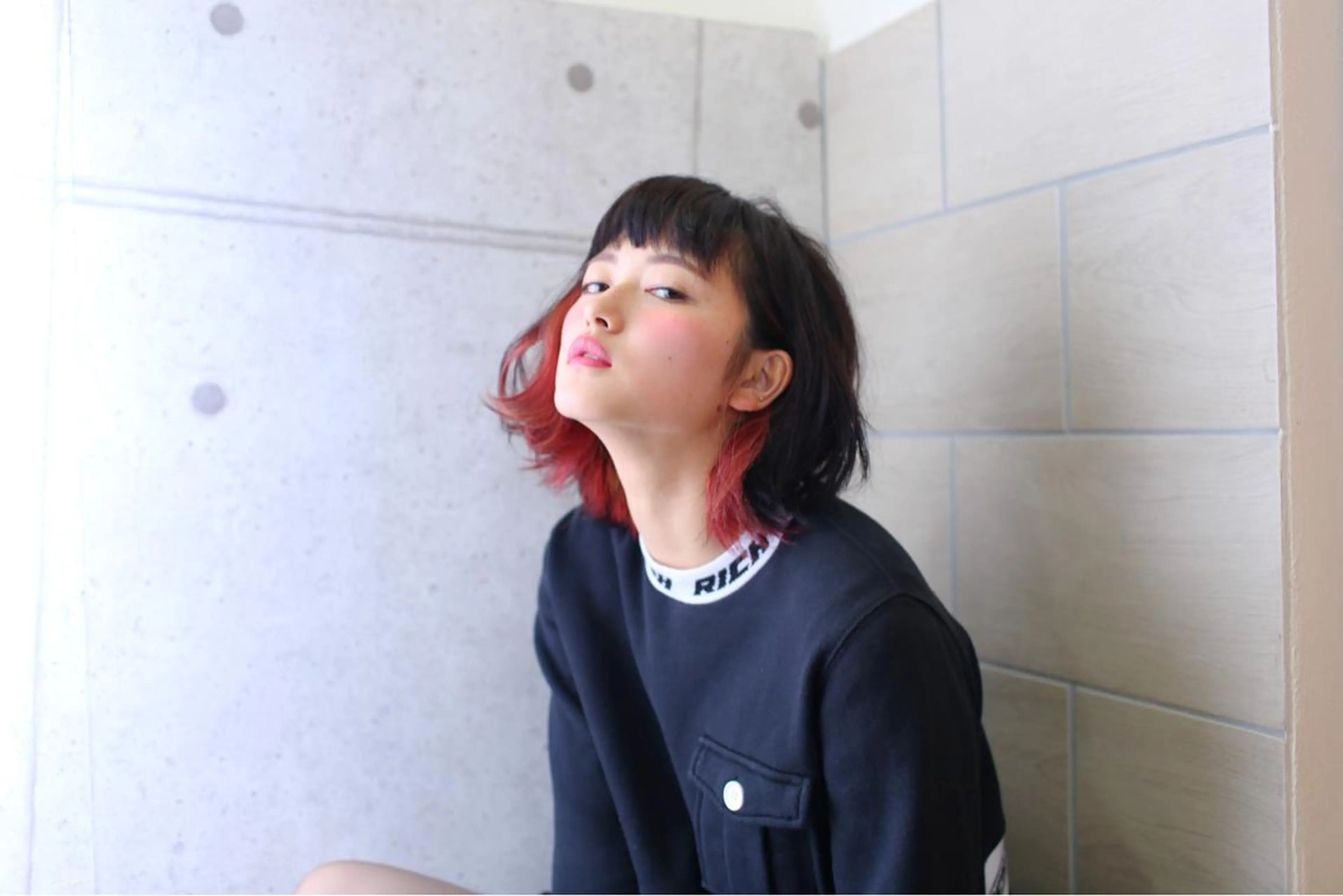 ミディアム カラー アッシュ ベージュカラー ブリーチ イルミナカラー インナーカラー 山下 直人のヘアスタイル