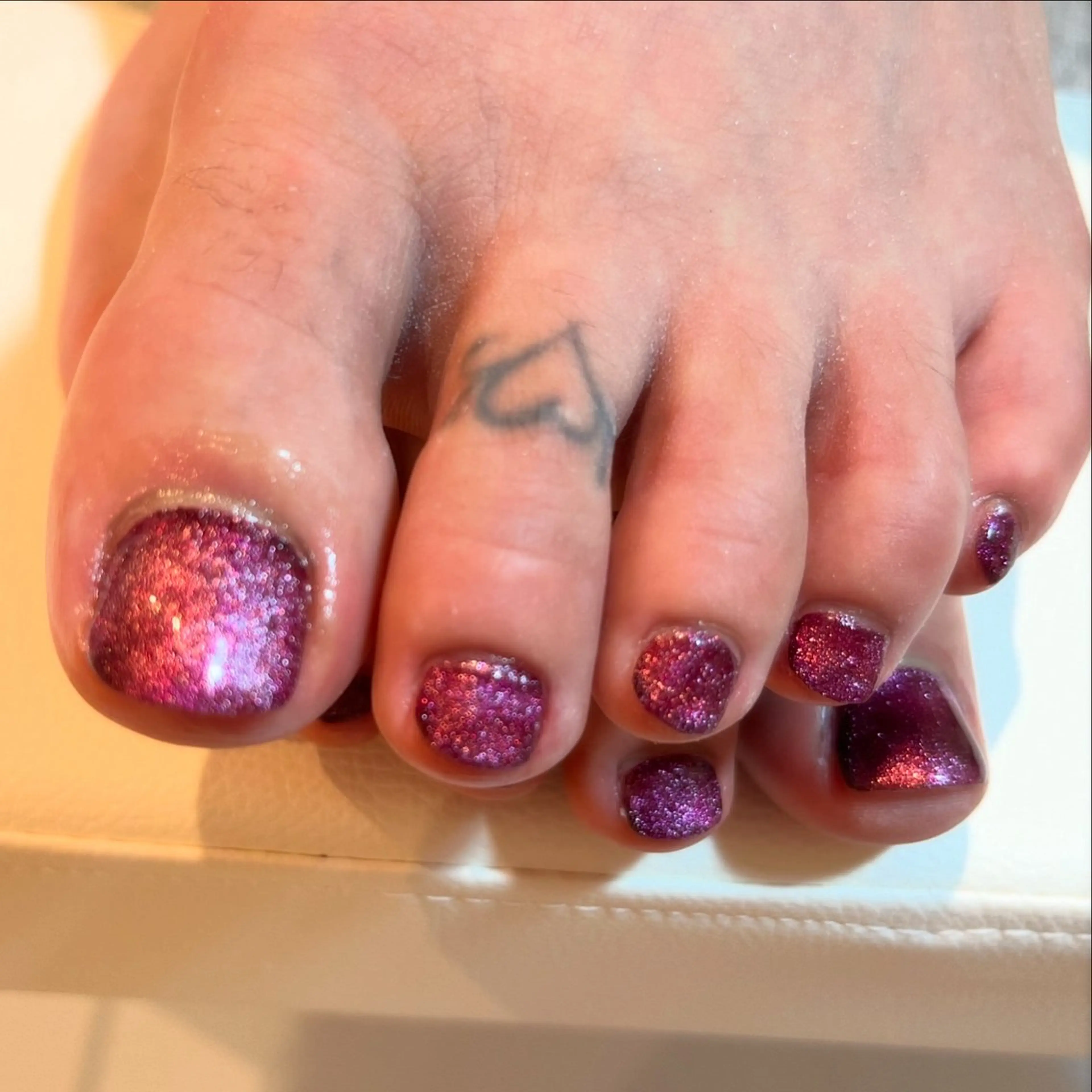 ネイル ボルドー キラキラネイル マグネットネイル ピンク フットネイル arce amiのネイルデザイン