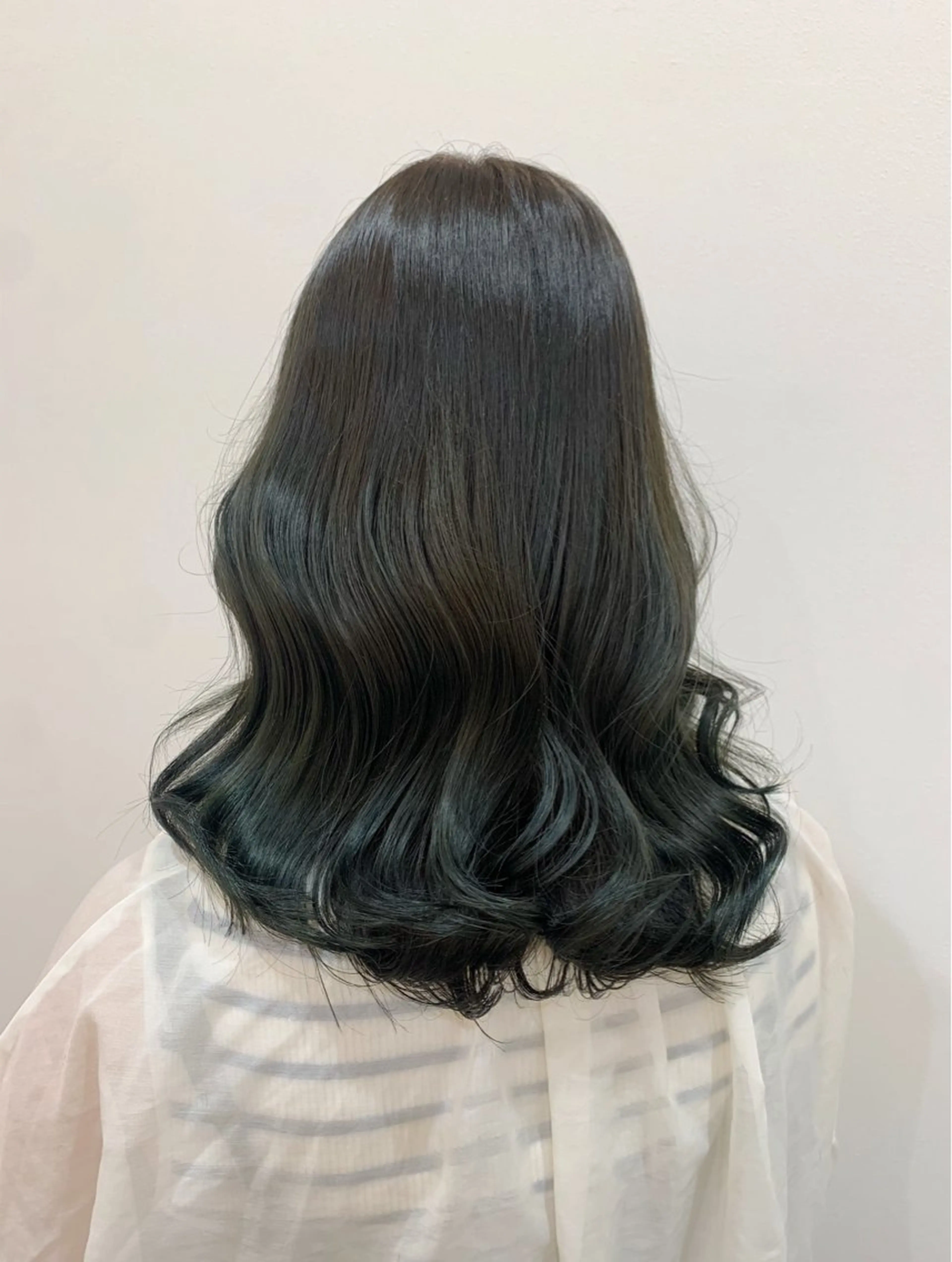 ミディアム カラー ブリーチ ダブルカラー グレージュ ブリーチなしカラー オリーブグレージュ ヘアカラー 髪質改善 ೀyuikaのヘアスタイル