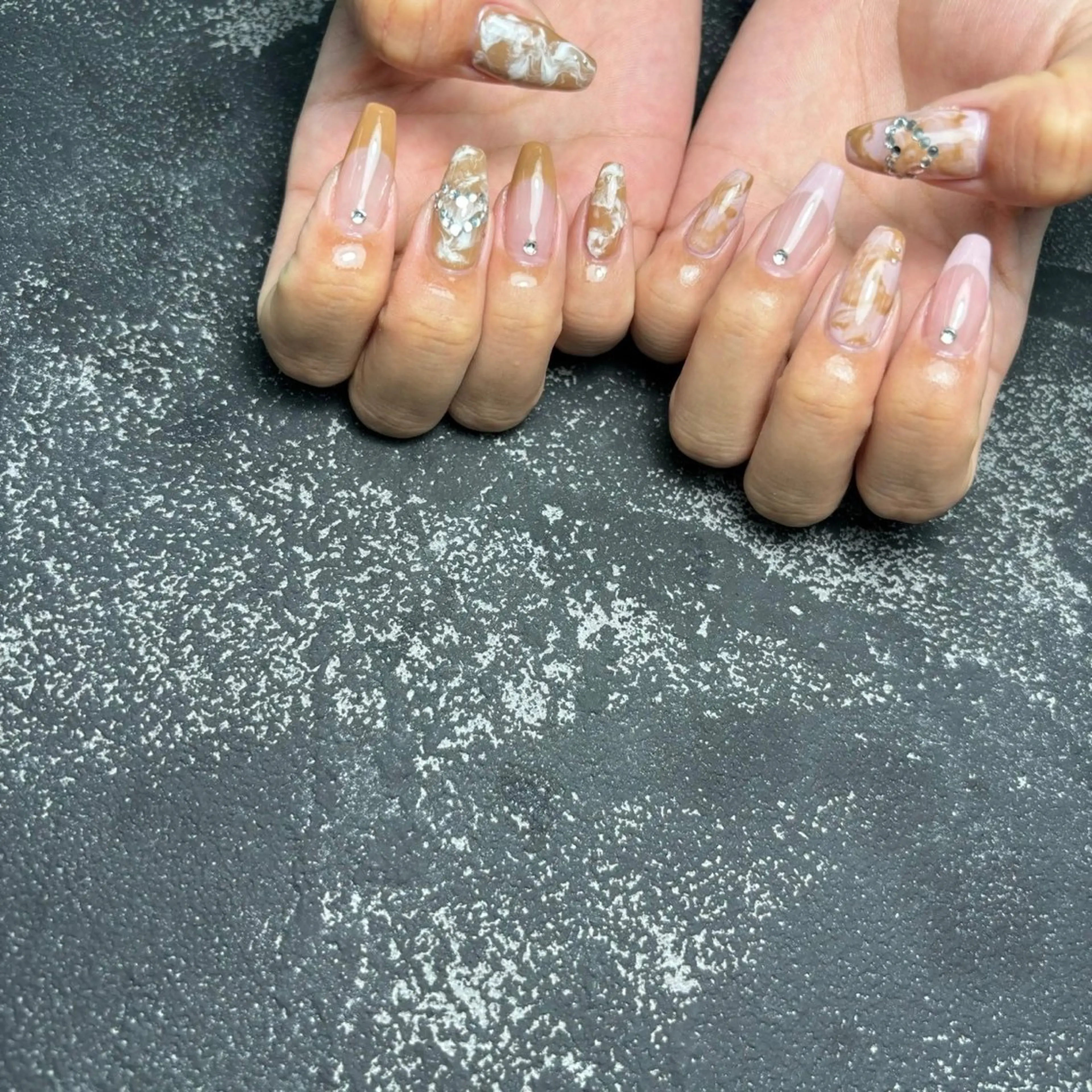 ネイル ブラウン フレンチネイル 大理石ネイル(マーブル) ニュアンスネイル シンプルネイル ハンドネイル Queen Stella所属・Quee Stllaのネイルデザイン