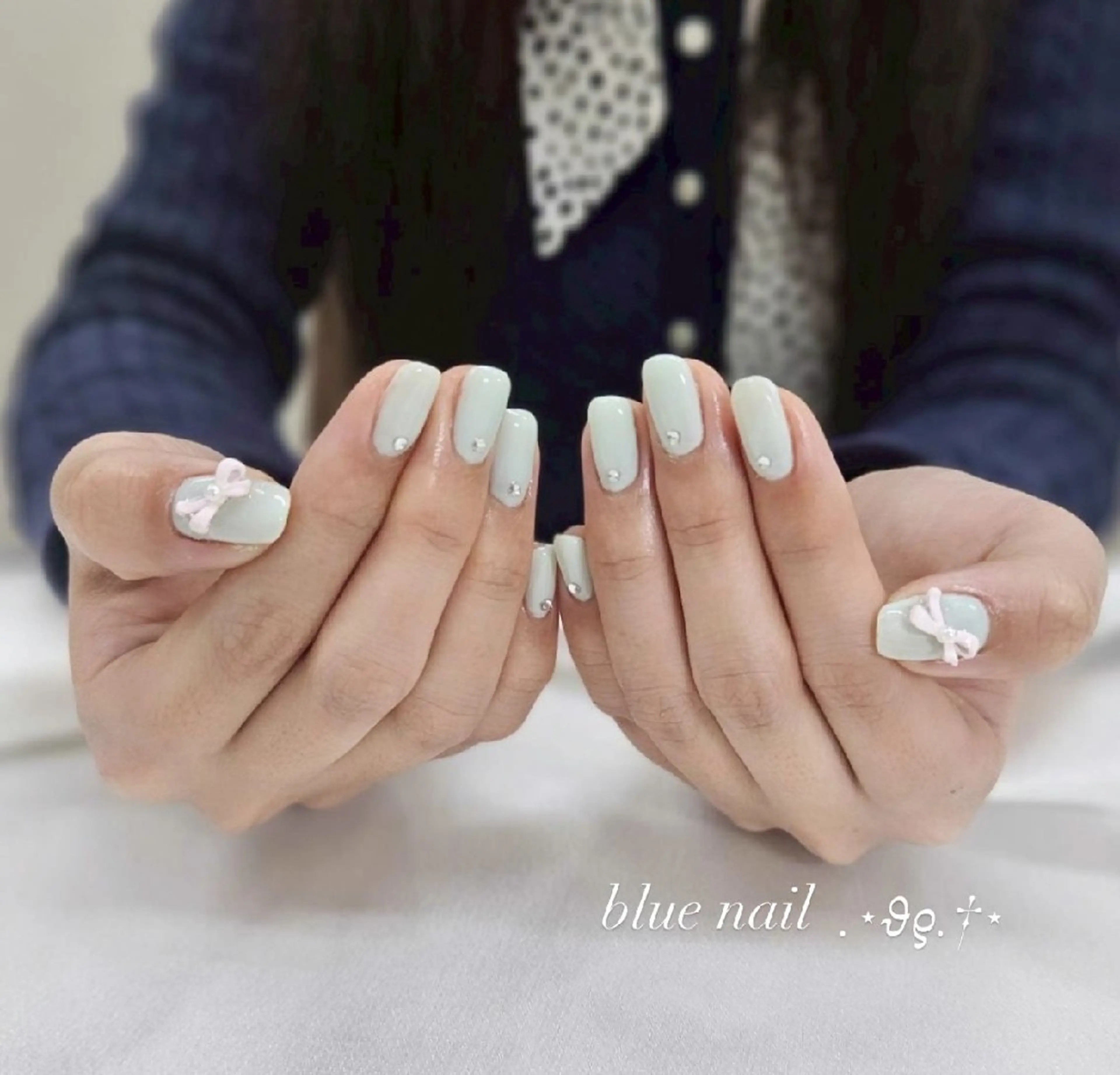 ネイル ブルー ワンカラーネイル リボン 春ネイル ハンドネイル Moana Shioriのネイルデザイン