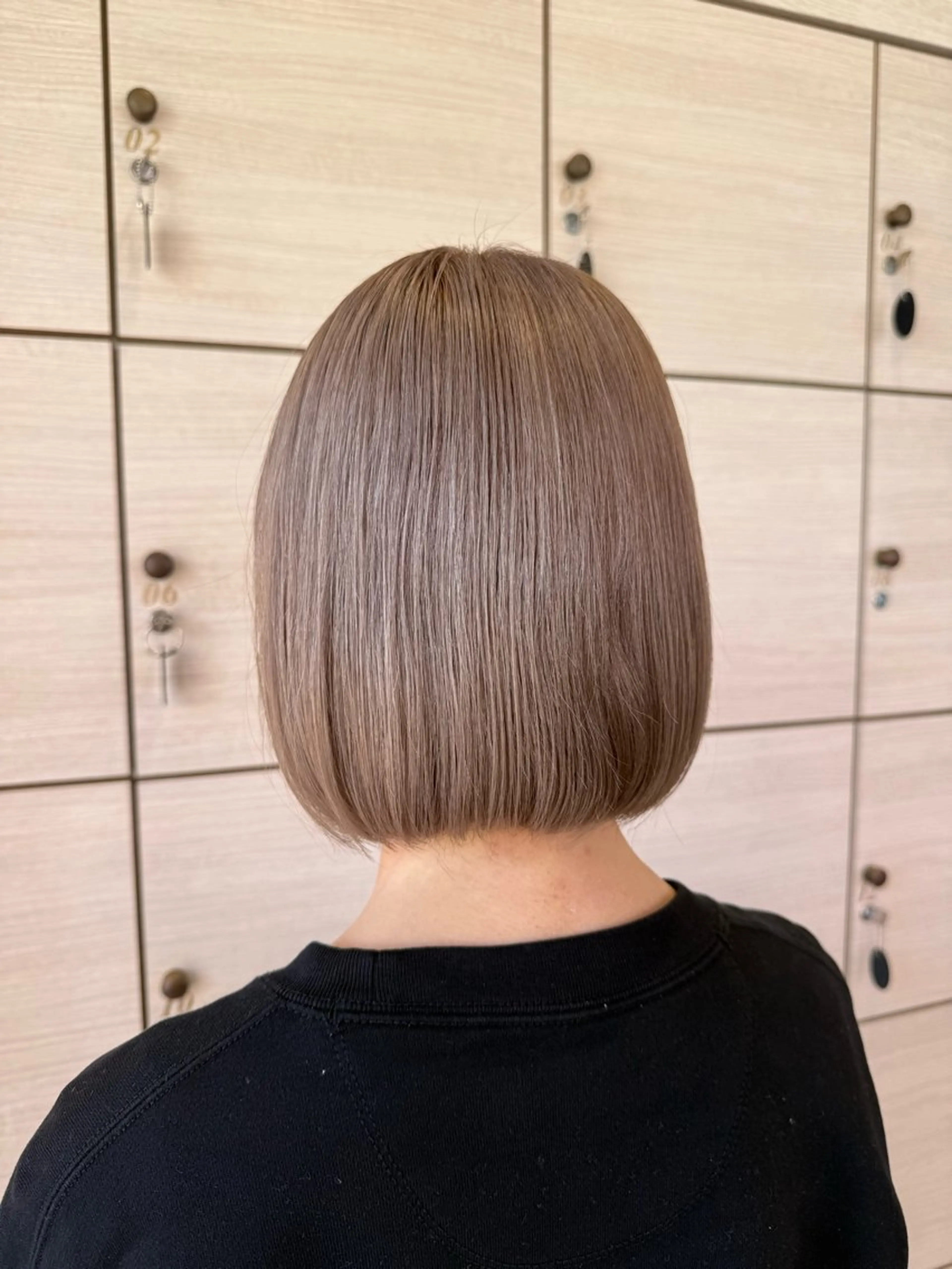 ミディアム カラー グレージュ 岩永 杏樹のヘアスタイル