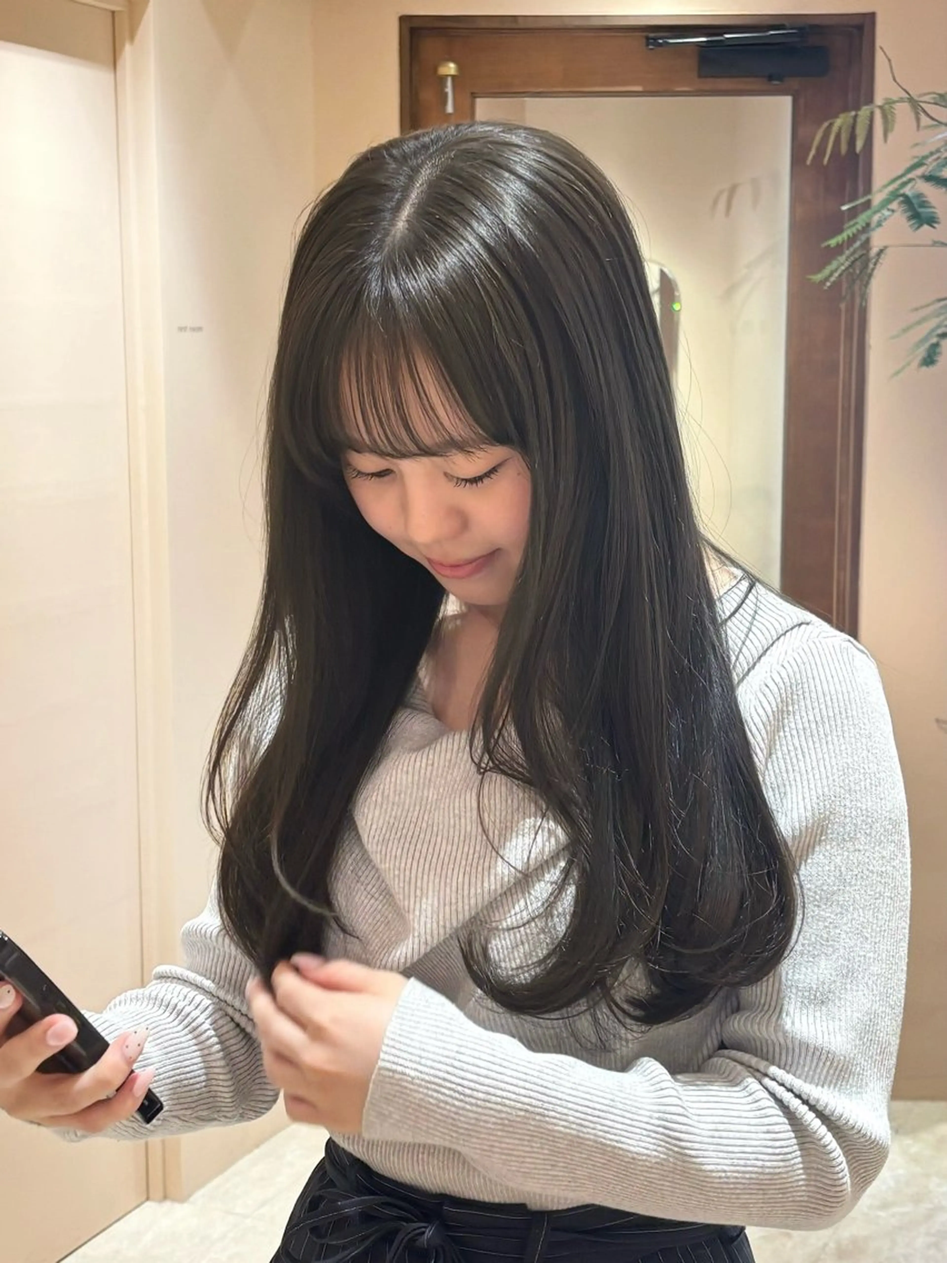 ロング カラー 𝘬𝘢𝘳𝘪𝘯 . 𝘦𝘮𝘶のヘアスタイル