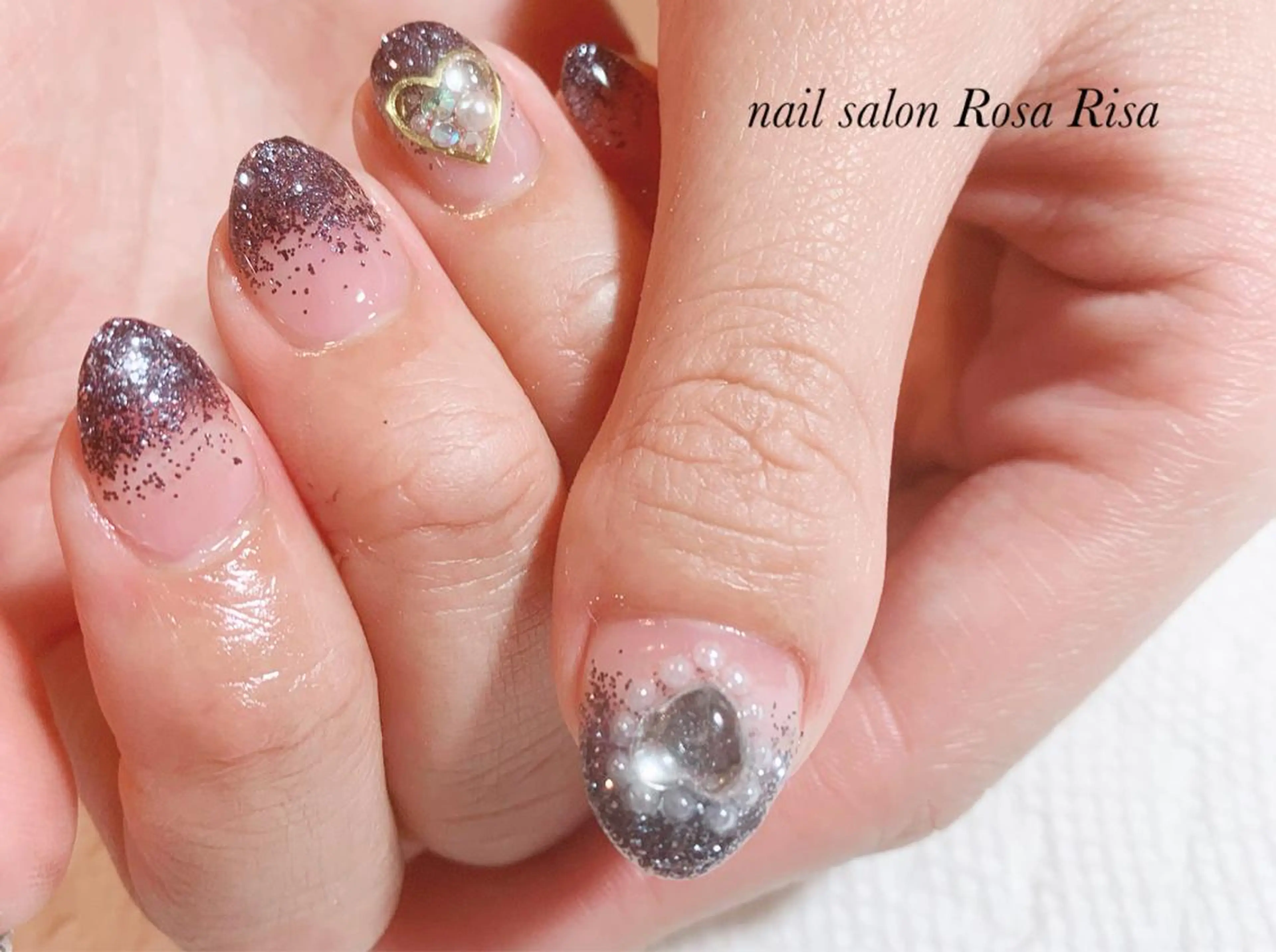 ミディアム ネイル ハート ハンドネイル ネイルスタジオ シェイクユアハンズのネイルデザイン