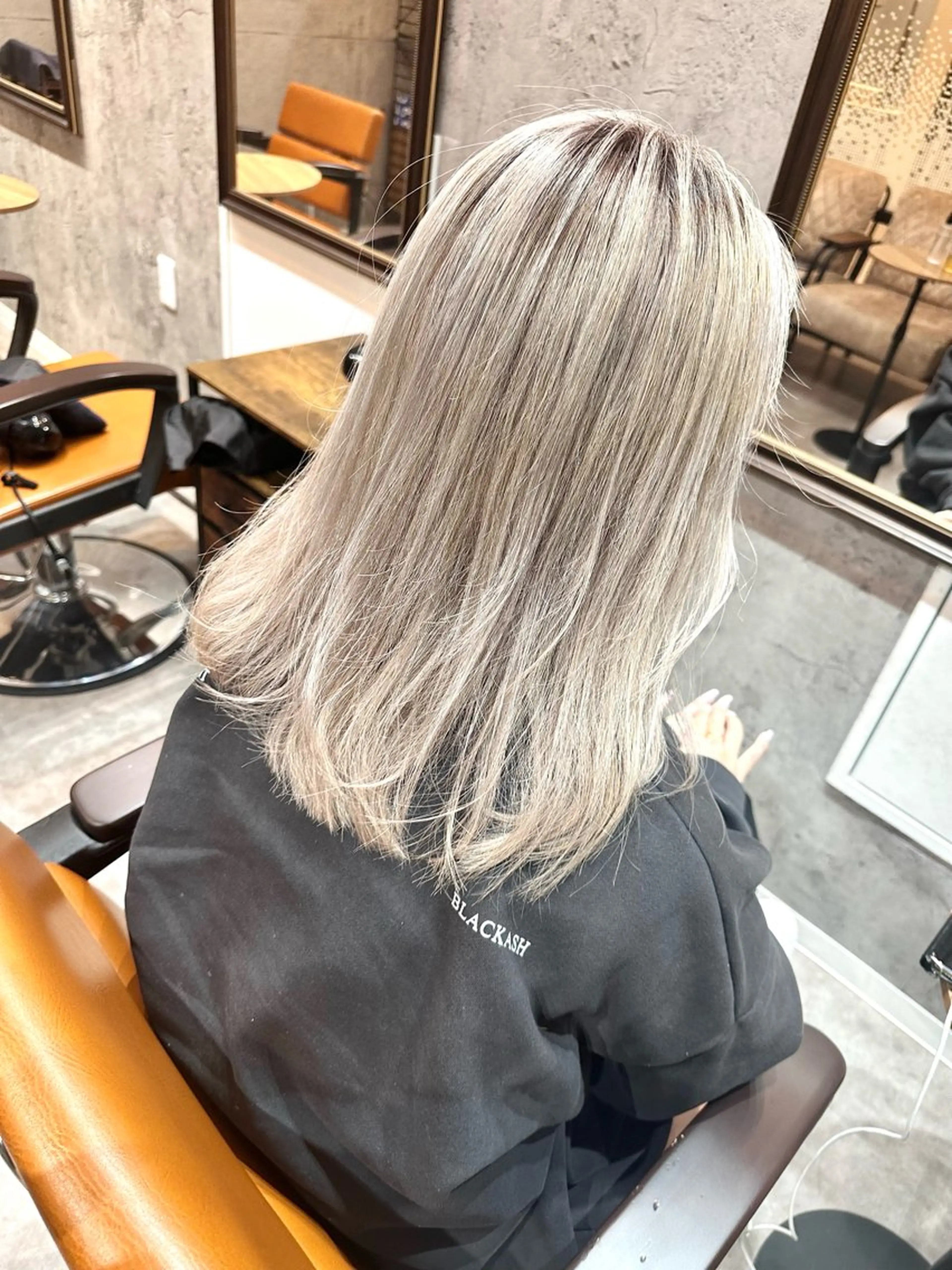 セミロング ヘアカラー 🔷ブリーチバレイヤ ージュ🔷飯野達也のヘアスタイル