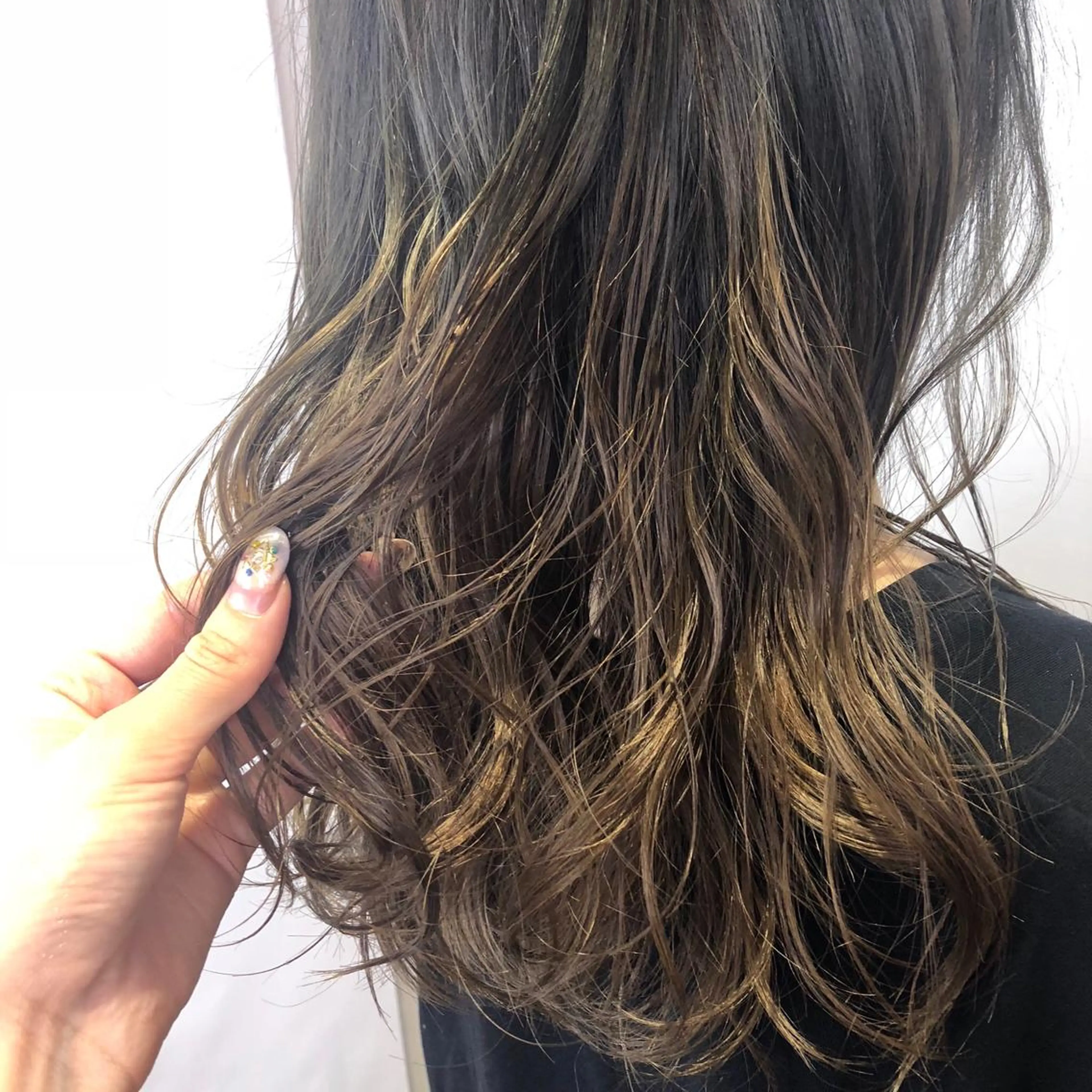 ロング カラー グラデーションカラー ハイライトカラー ハイライト ベージュ/インナー カラー🤍Rieのヘアスタイル