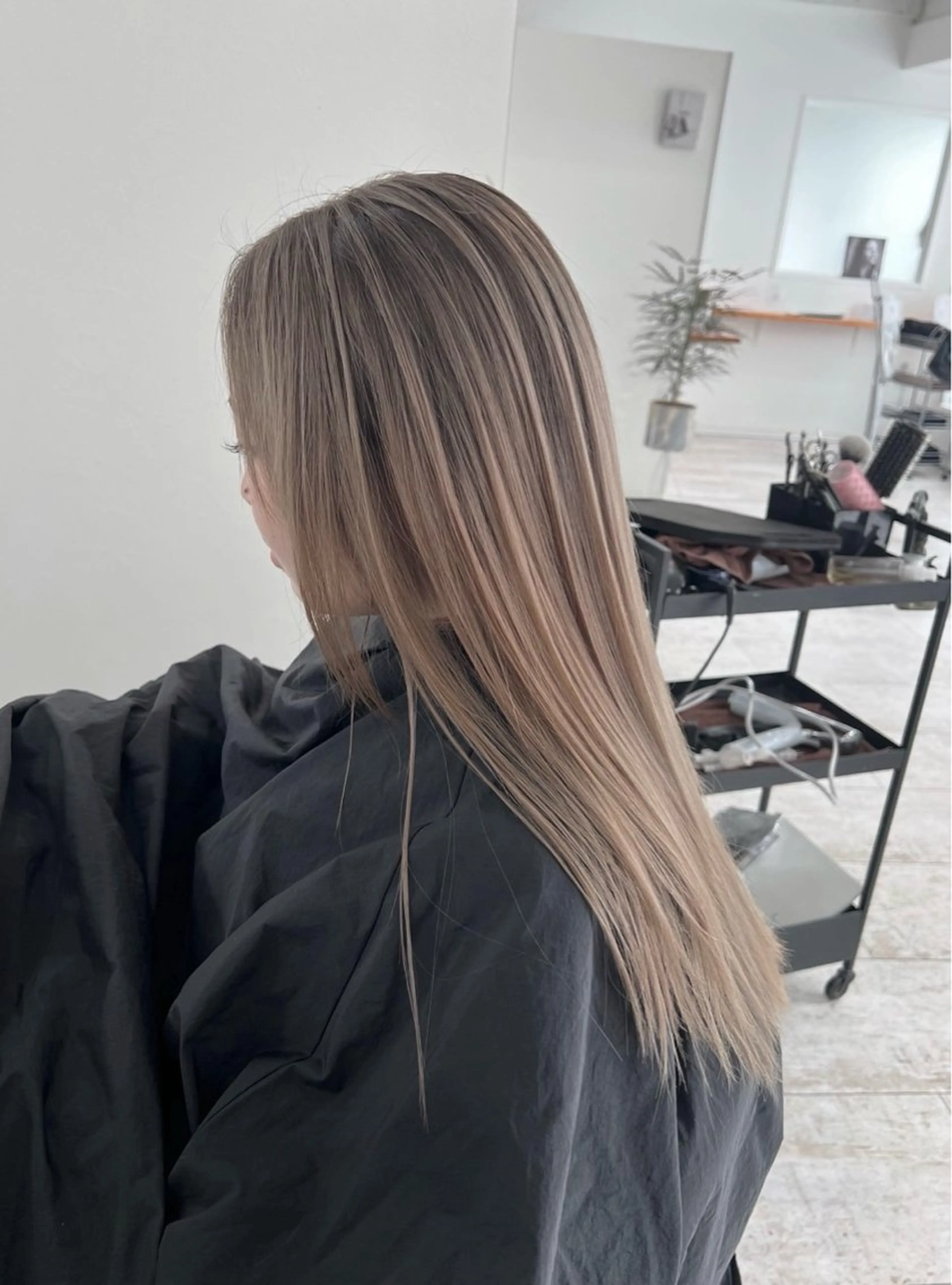 ロング カラー バレイヤージュ ベージュカラー ミルクティーベージュ レイヤーカット ヘアカラー トリートメント ROBIN所属・指名数No.1 /NAOYAのヘアスタイル